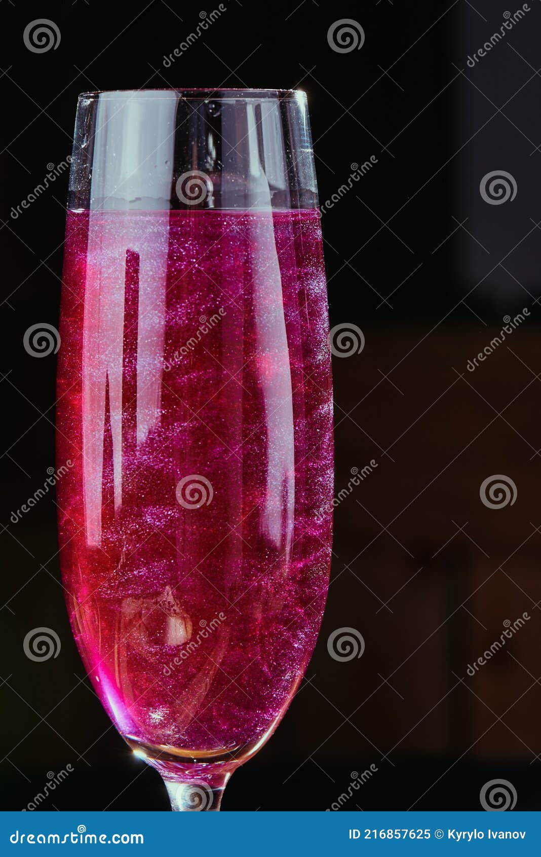 Cocktail Rose Avec Paillettes Dans Un Beau Verre De Flûte Isolé Sur Un Fond  Sombre. Gros Plan. Image stock - Image du mélangé, boisson: 216857625