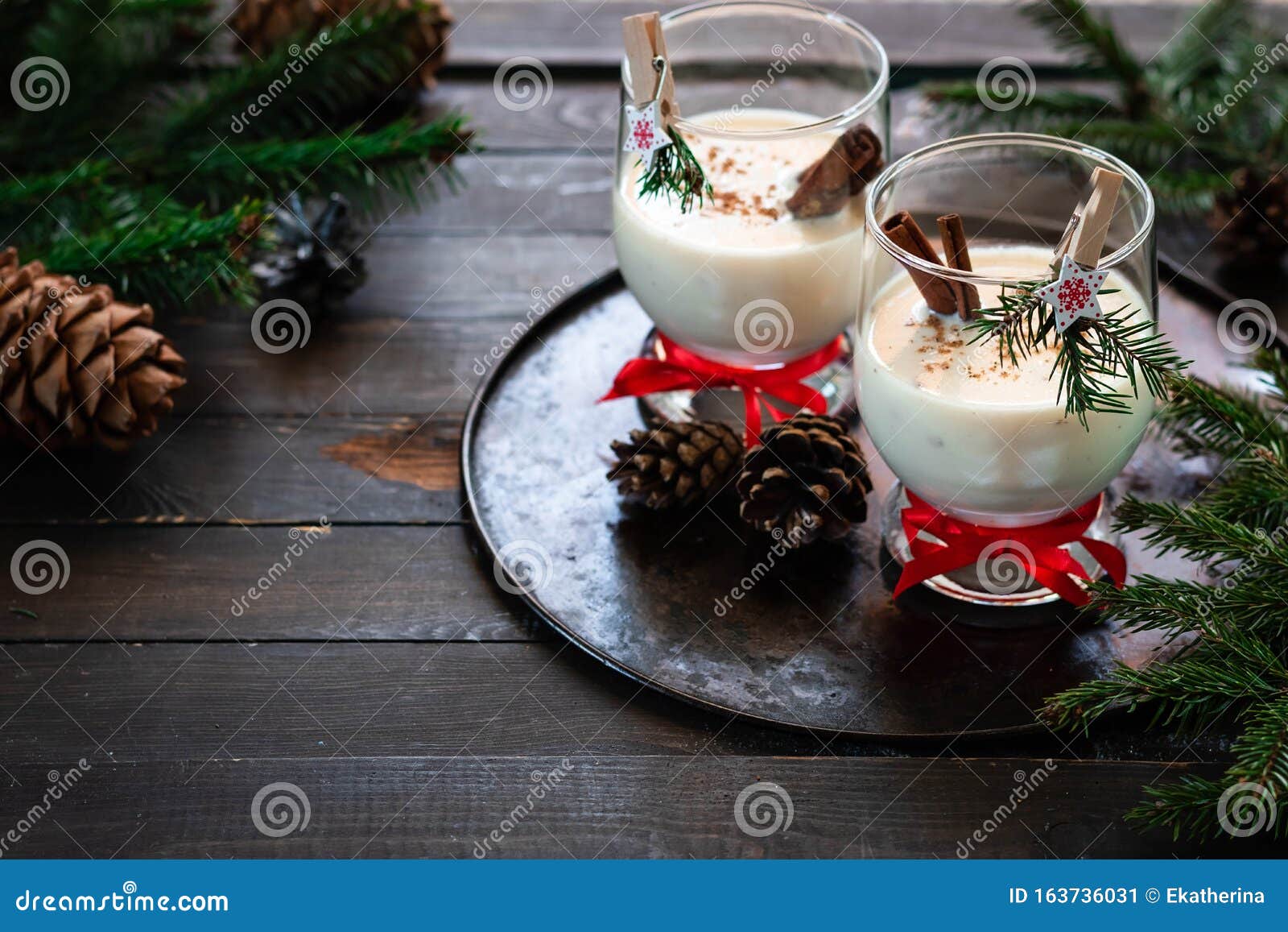 Cocktail Traditionnel De Noël à L'auberge Dans Un Gobelet En Verre