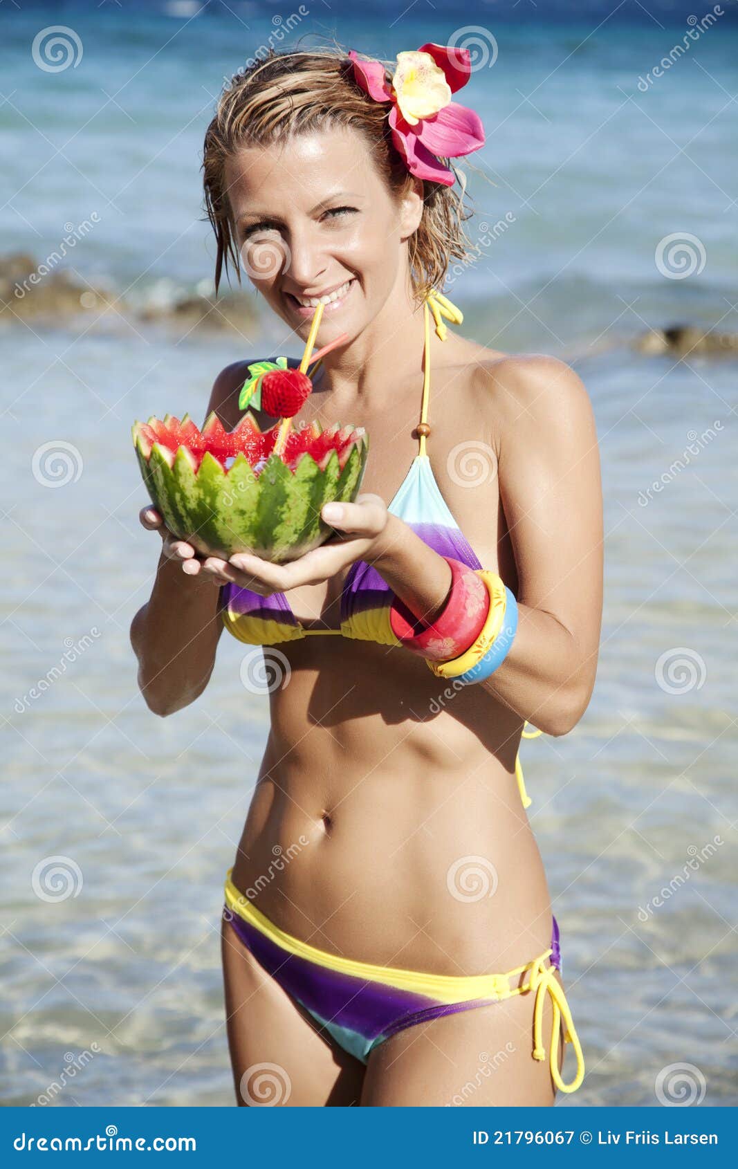 Cocktail tropical. Jeune femme heureux avec le cocktail d'ananas dans la destination exotique