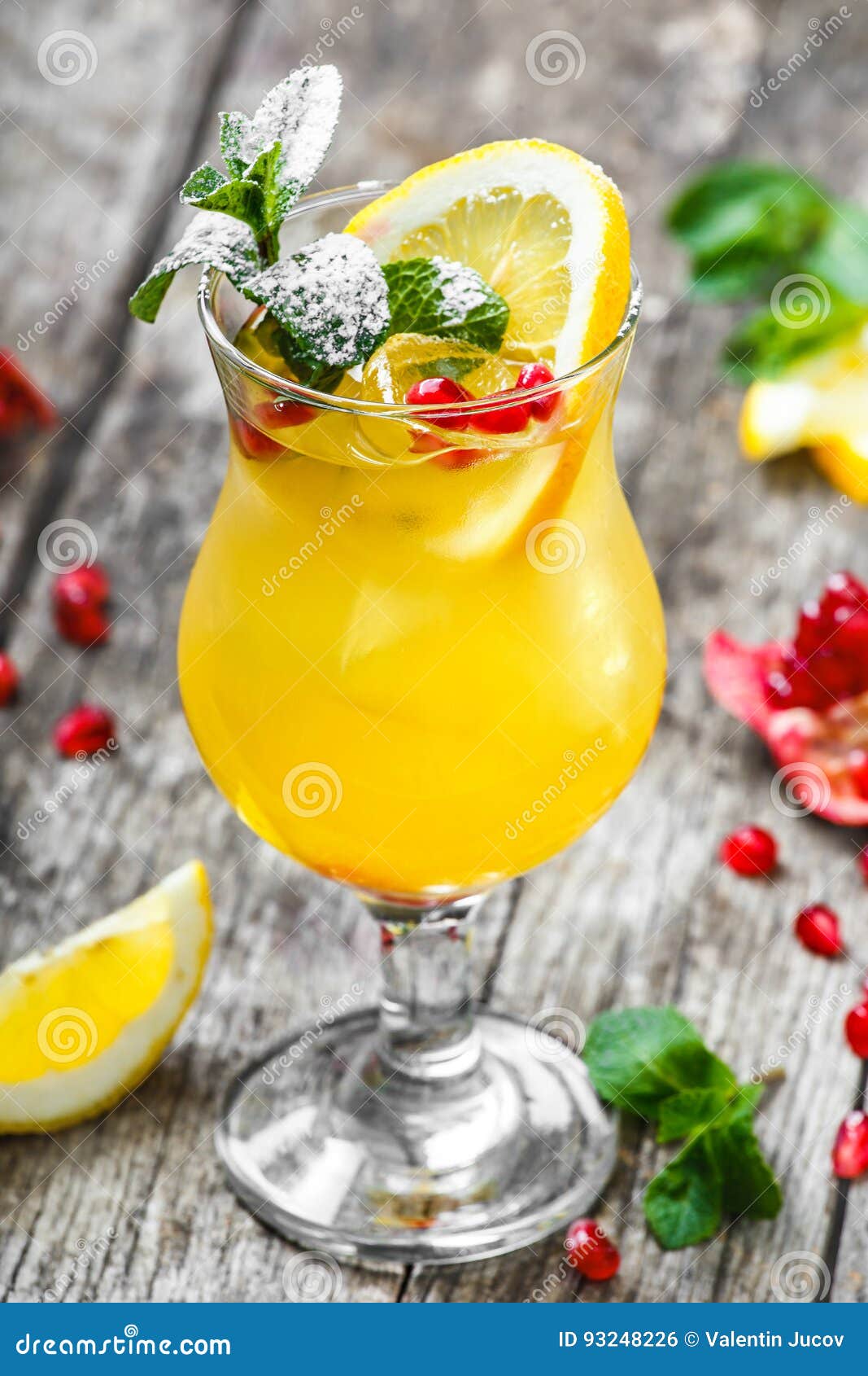 Cocktail Tropicale Della Frutta Fresca Con La Menta, Il Limone Ed Il ...