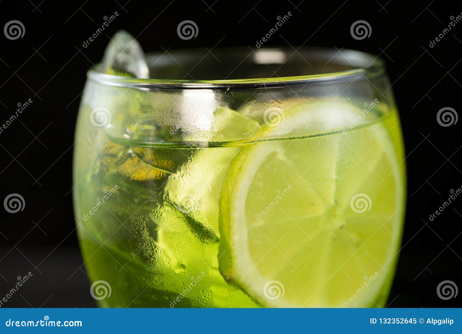 Cocktail Verde Con Gin, Il Limone Amaro, Il Basilico Ed Il Limone