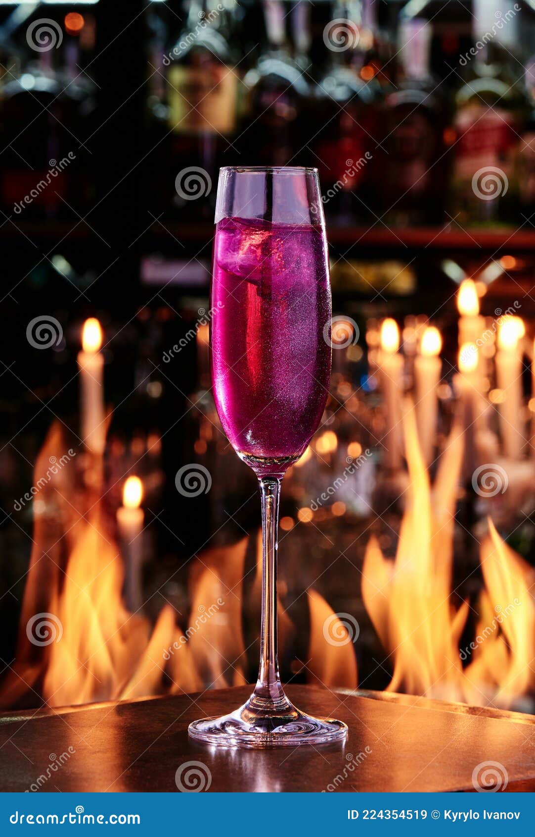 Cocktail Violet Avec Paillettes Dans Une Vitre Pour Champagne Sur