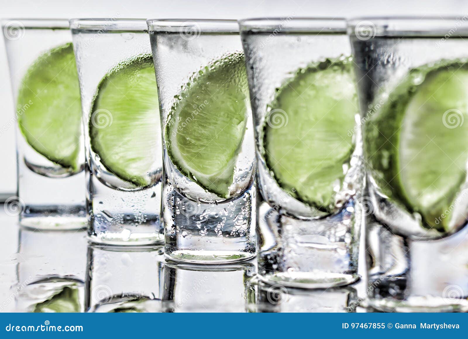 Cocktail Wodka, Gin, Tequila Mit Kalk Stockbild Bild von frisch