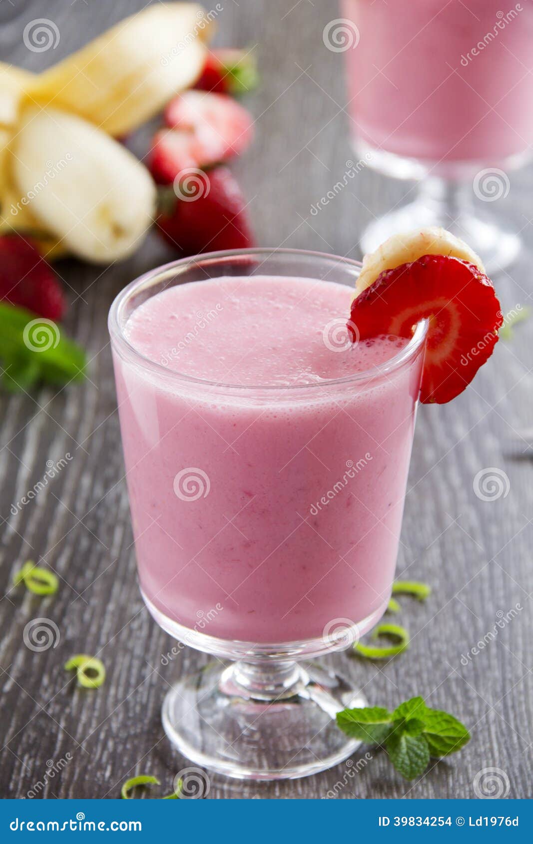 Cocktailerdbeere Und -banane Stockfoto - Bild von smoothie, erdbeere ...