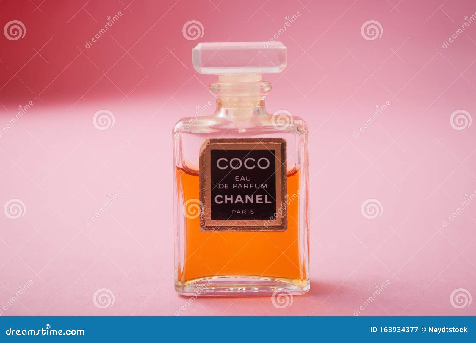 Coco Chanel Perfume En Frasco Transparente Con Fondo Rosa Fotografía editorial - Imagen de envase, regalo: 163934377 Coco Chanel Perfume En Frasco Transparente Con Fondo Rosa Fotografía editorial - Imagen de envase, regalo: 163934377