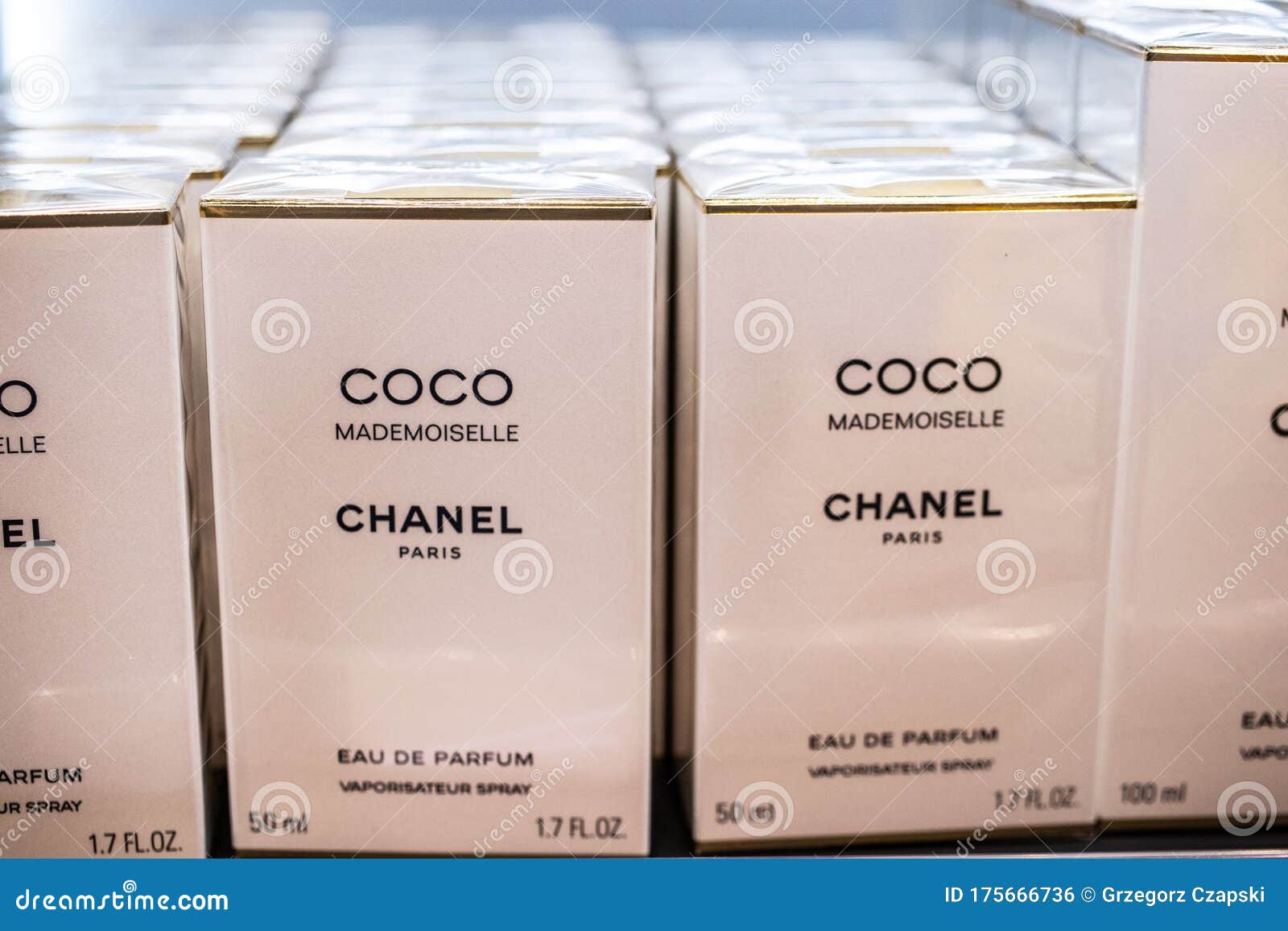 Coco Mademoiselle-Chanel-Parfüm Auf Dem Schaufenster Für Den Verkauf  Redaktionelles Foto - Bild von illustrativ, flasche: 175666736
