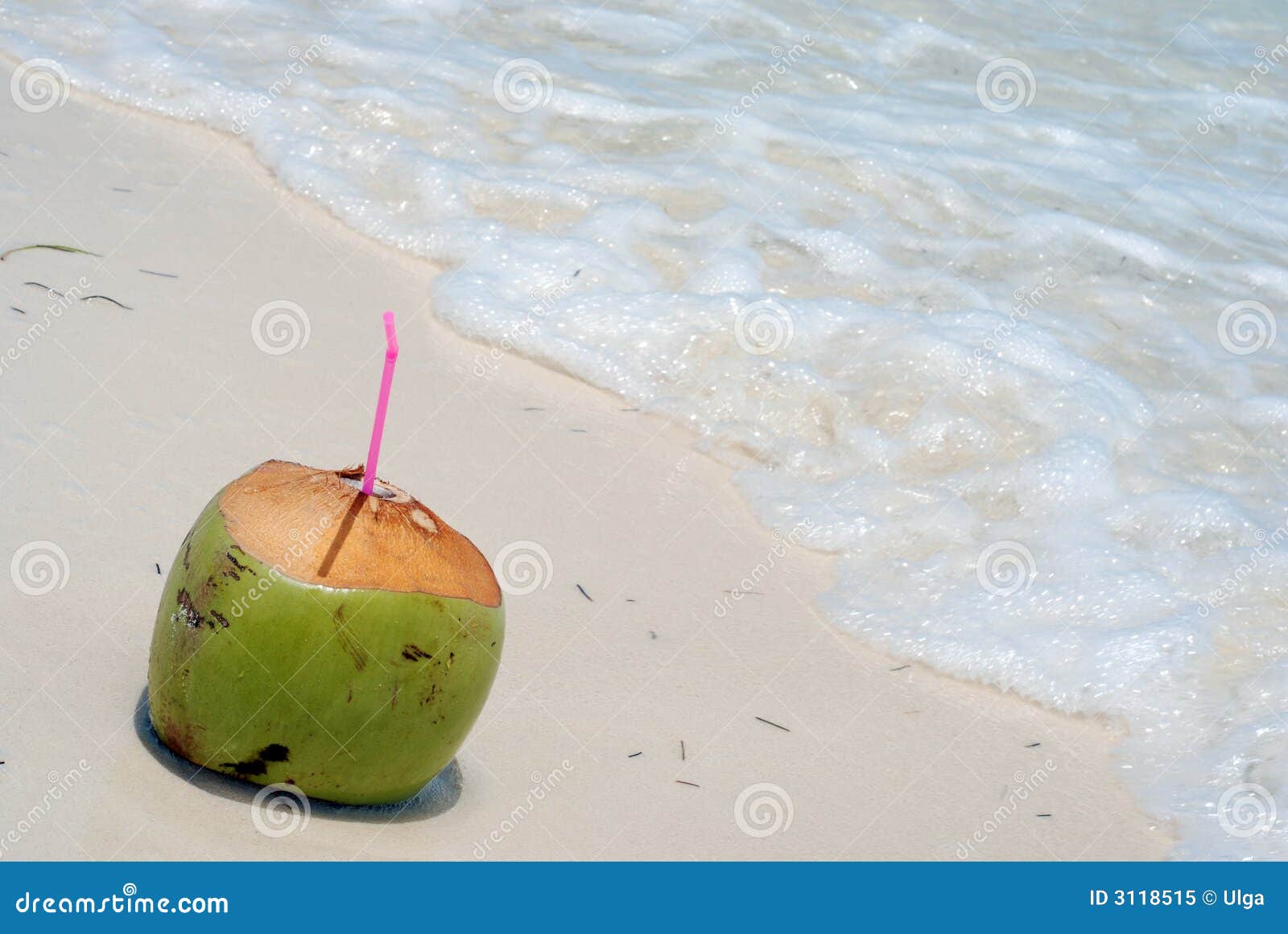 Coconut drink on beach stock image. Image of atoll, cocktail 3118515