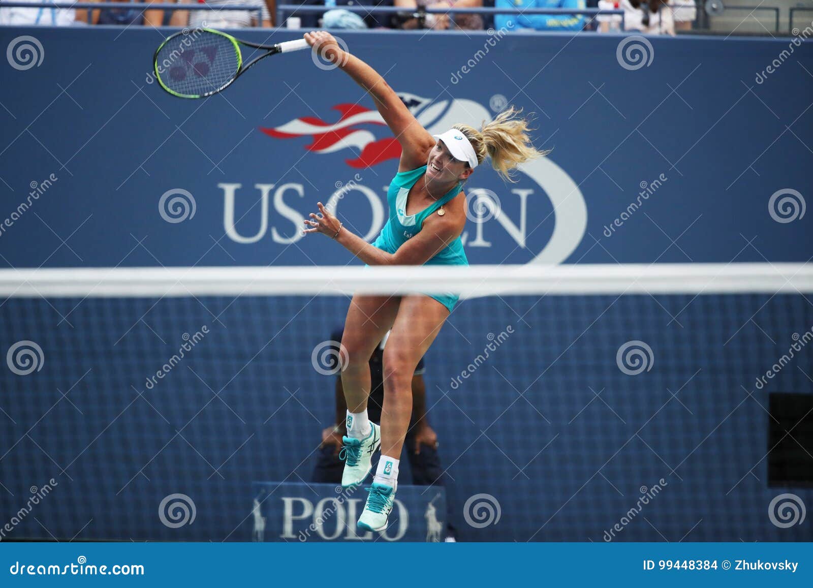 Cocos profesionales Vandeweghe del jugador de tenis de Estados Unidos en la acción durante su US Open 2017 4 redondos. NUEVA YORK - 4 DE SEPTIEMBRE DE 2017: Cocos profesionales Vandeweghe del jugador de tenis de Estados Unidos en la acción durante su partido redondo 4 del US Open 2017 en Billie Jean King National Tennis Center