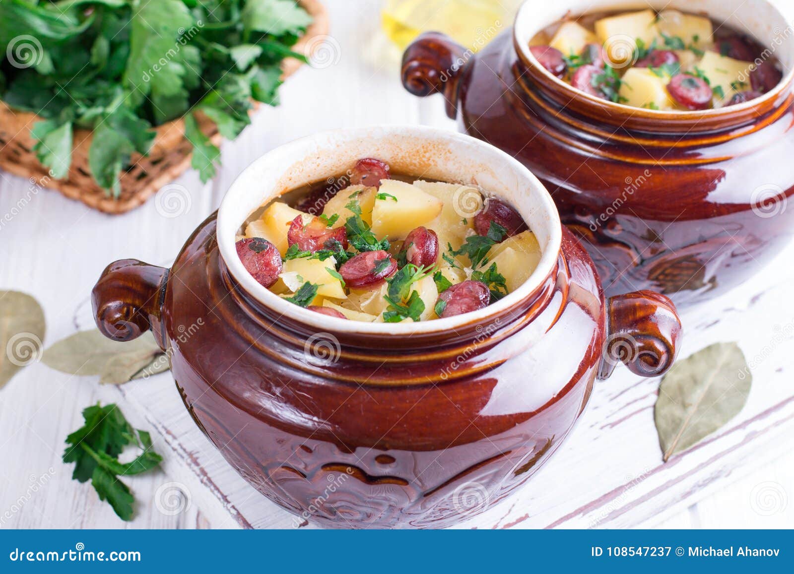 Картошка с охотничьими колбасками в горшочках