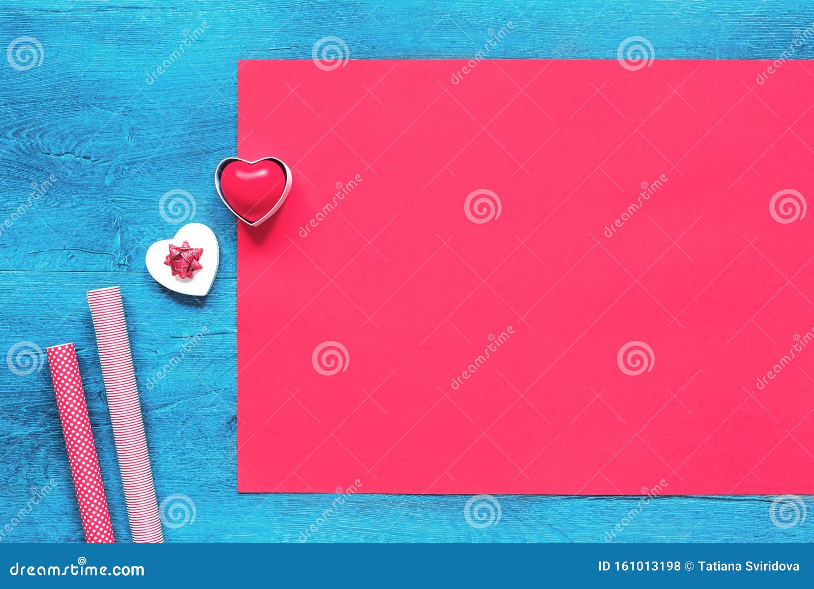 Coeur Dans Une Boîte Et Papier D'emballage Cadeau Sur Un Bureau En