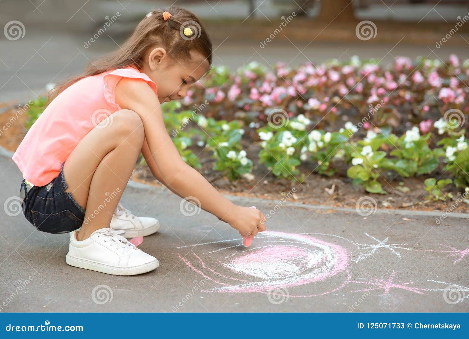 Coeur De Dessin De Petit Enfant Avec La Craie Image stock - Image du craie,  créateur: 125071733