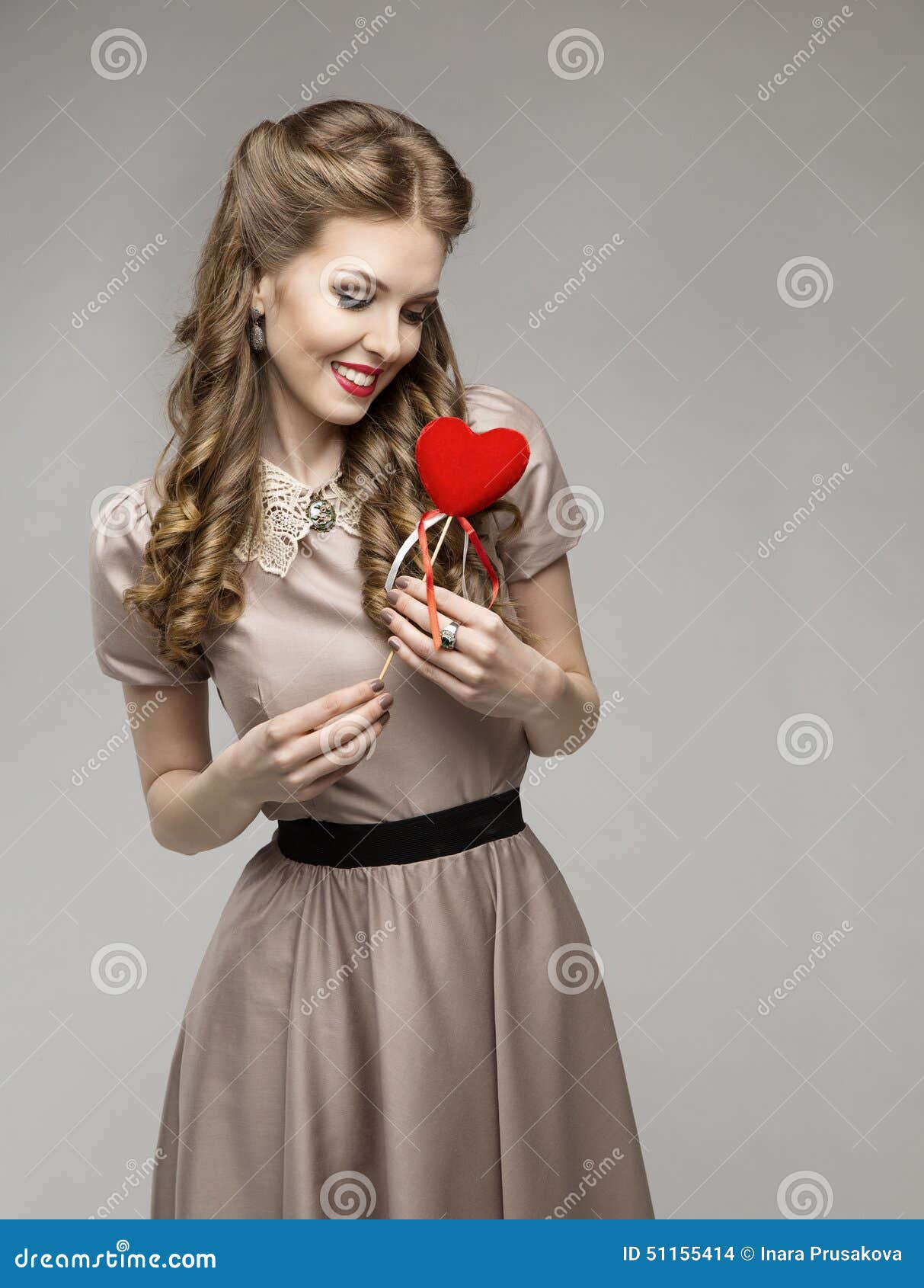 Le coeur de femme, rêves d'amour, rétro Madame Portrait, Valentine Present Concept, Hairstyle modèle élégant et composent avec de longs cheveux bouclés