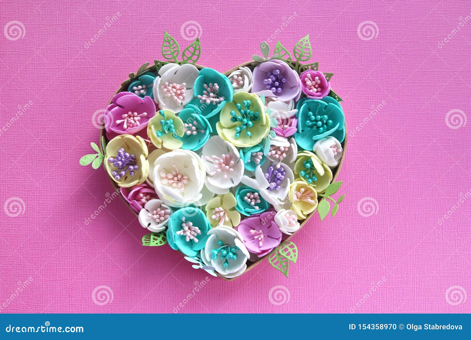 Coeur De Fleurs Artificielles Faits Main Sur Fond De Papier Rose. Photo ...