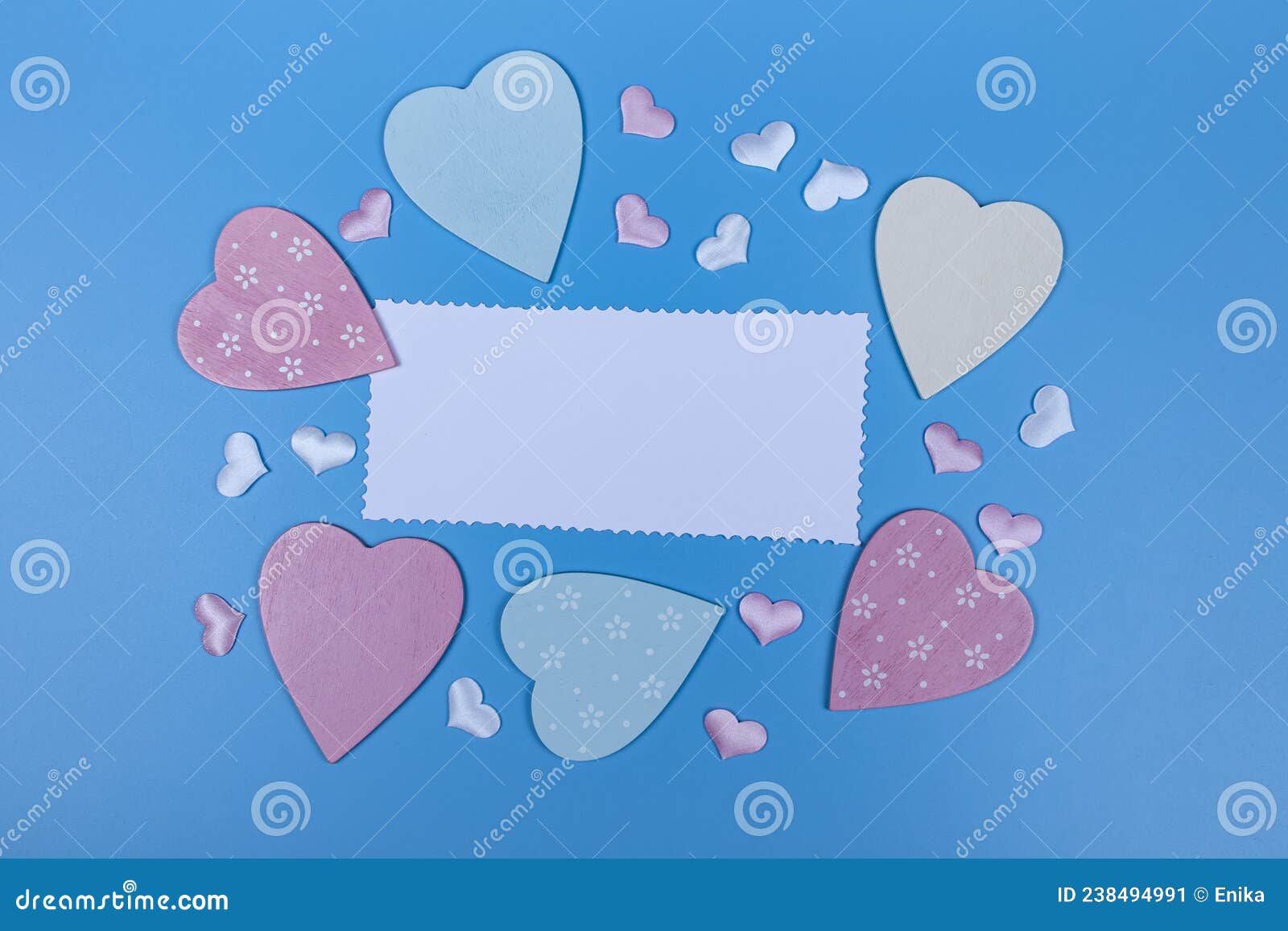 Coeurs Et Une Feuille De Papier Sur Fond Bleu Image stock - Image du ...