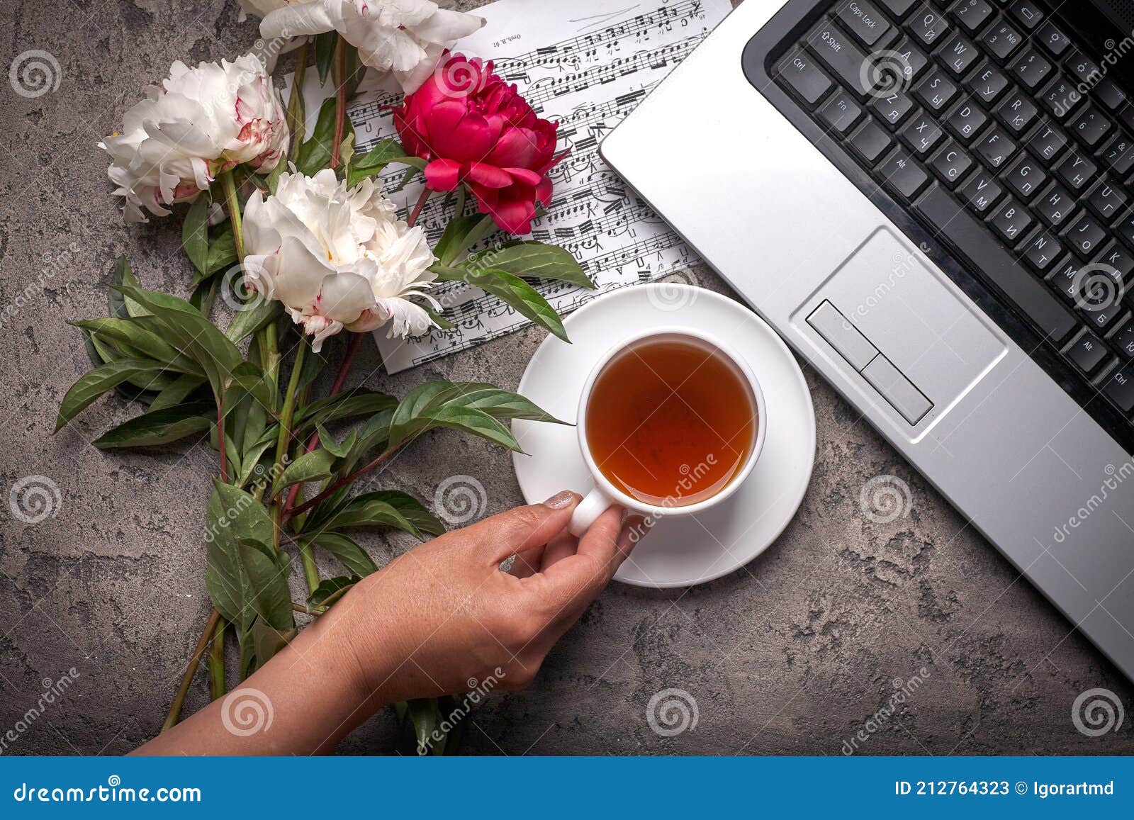 Cà phê, hoa mẫu đơn và laptop trên nền xám hoài cổ - Hãy cùng khám phá chiếc laptop tuyệt đẹp bị lãng quên, đặt cạnh cốc cà phê nóng và bó hoa mẫu đơn trên nền xám hoài cổ. Bức hình này mang lại sự độc đáo và lãng mạn, giúp bạn có thêm động lực làm việc. 