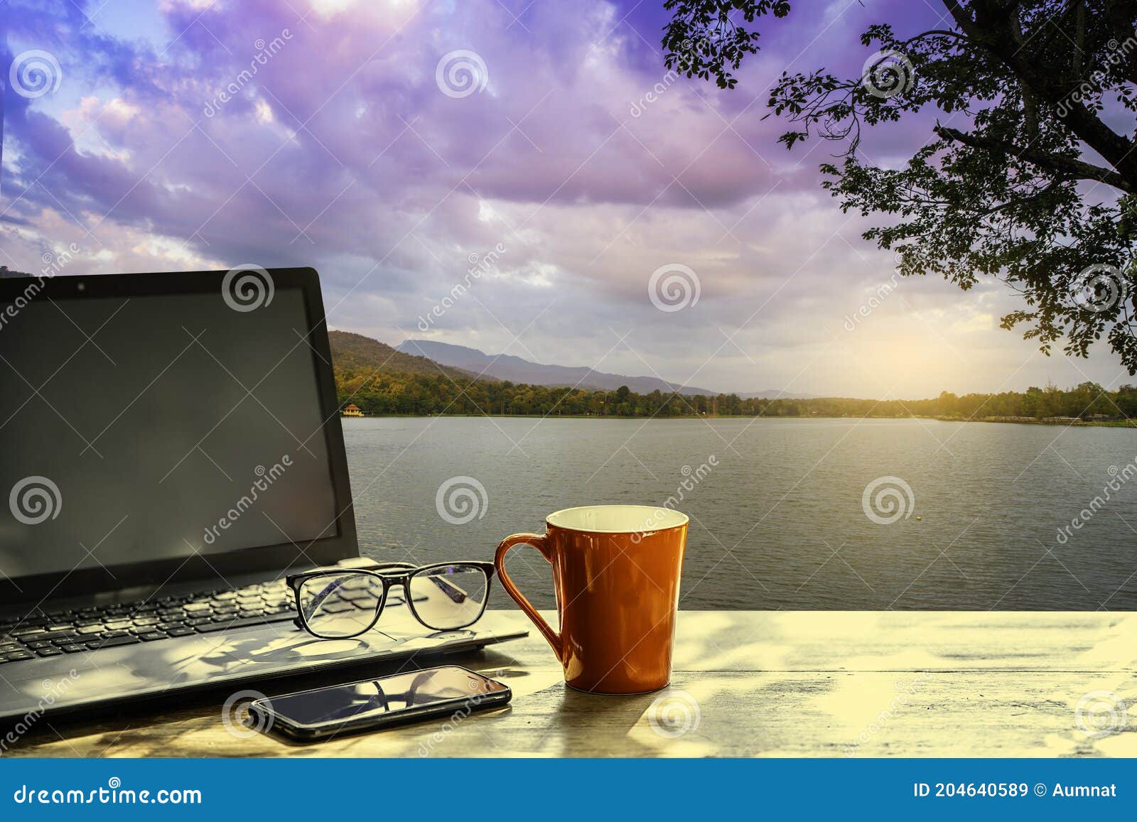 Cà phê (Coffee): Một tách cà phê nóng sẽ chữa lành tâm trí và tôi luyện tinh thần. Từ cà phê đen sáng đến cà phê sữa ngọt ngào, những bức ảnh này sẽ khiến bạn muốn ngắm nhìn trước khi thử nó. 