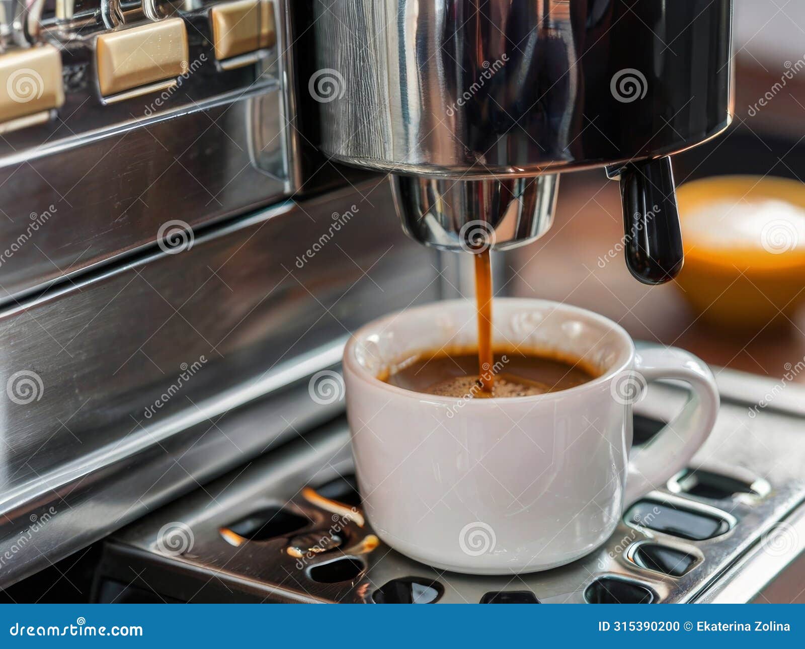 coffee extraction from professional coffee machine with bottomless filter