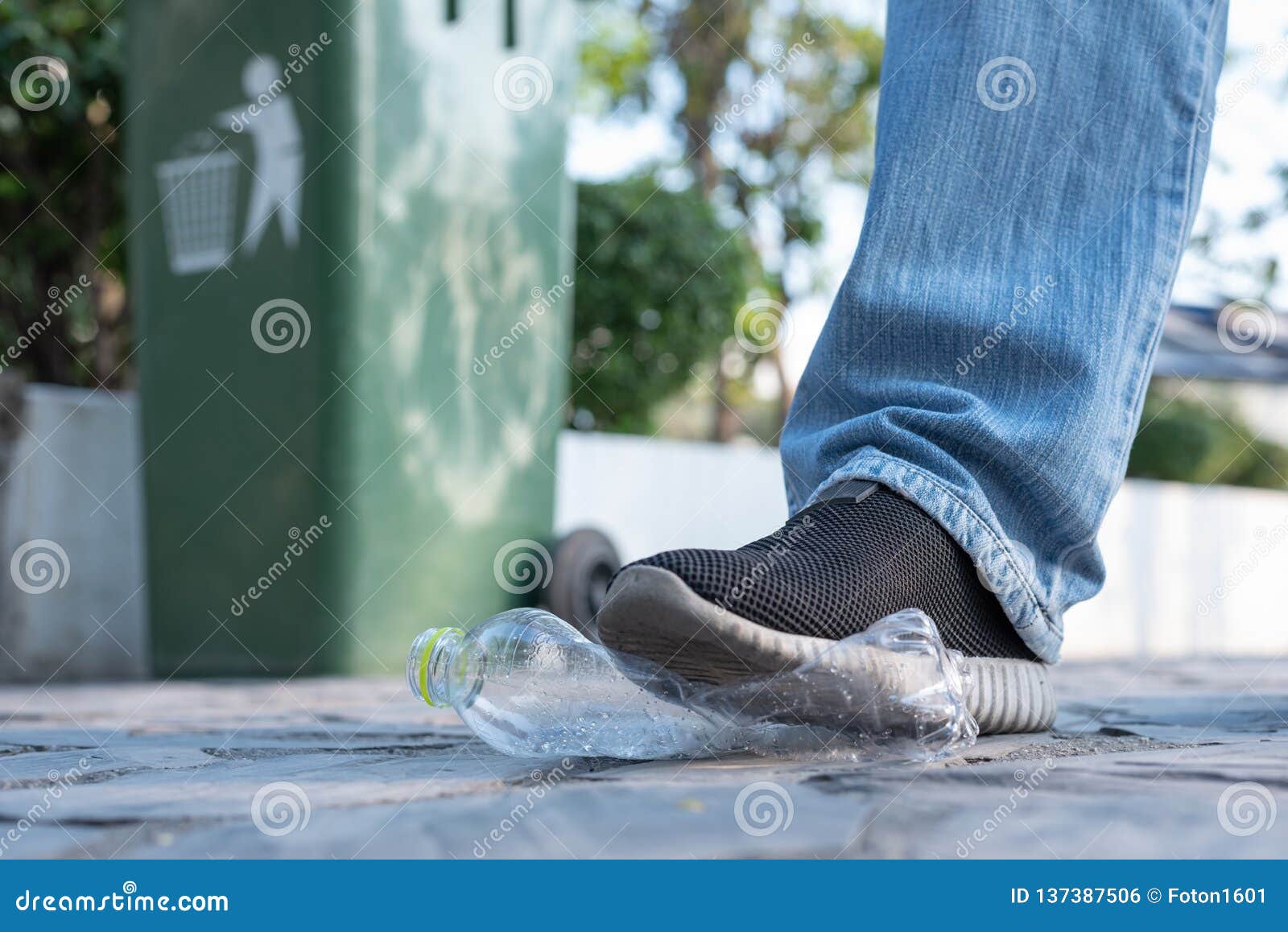 Coffee Mugs Do Not Go into the Trash, Throwing Garbage, the Disposable Coffee Cup Problem
