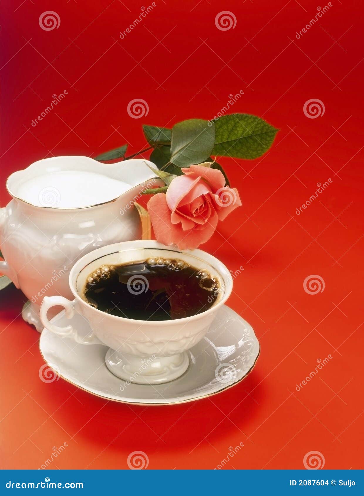 Coffetime. Orientalisk röd serve för omgivande kaffe