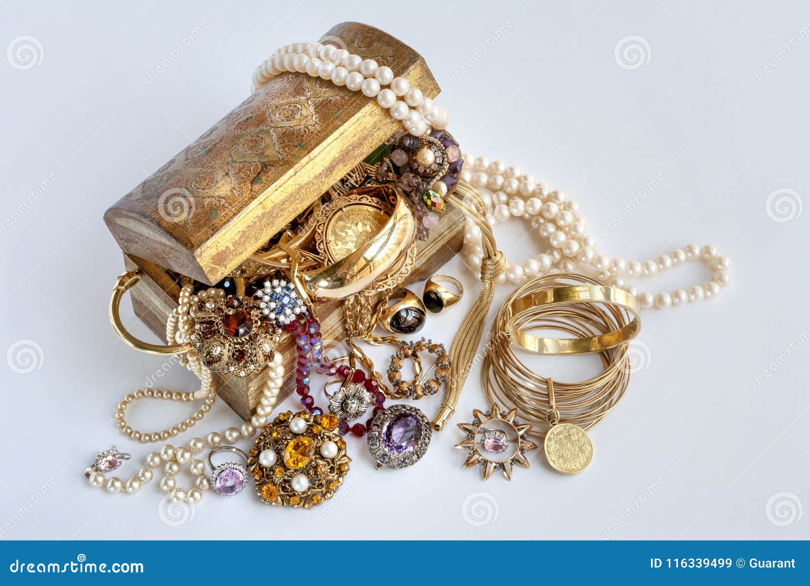 Coffre Au Tresor Avec Des Bijoux Image Stock Image Du Coffre Avec 116339499