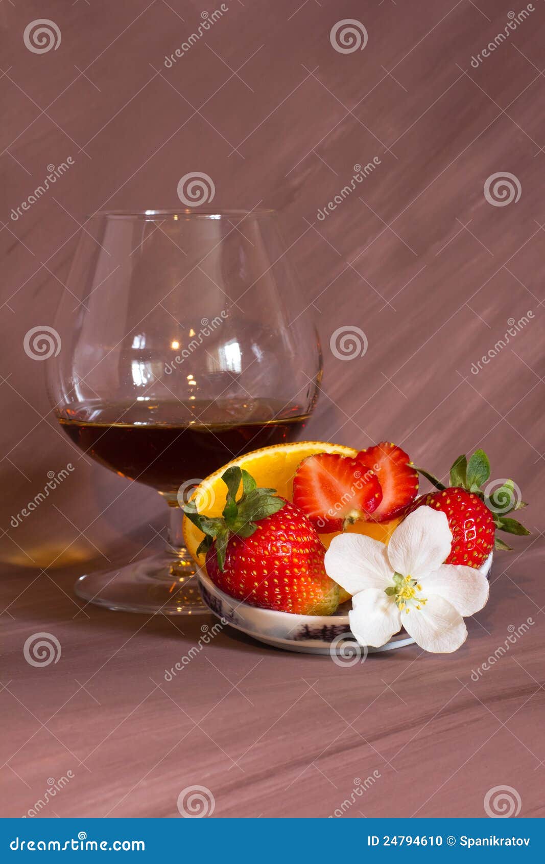 Cognac met dessert stock foto. Afbeelding bestaande uit bloem - 24794610