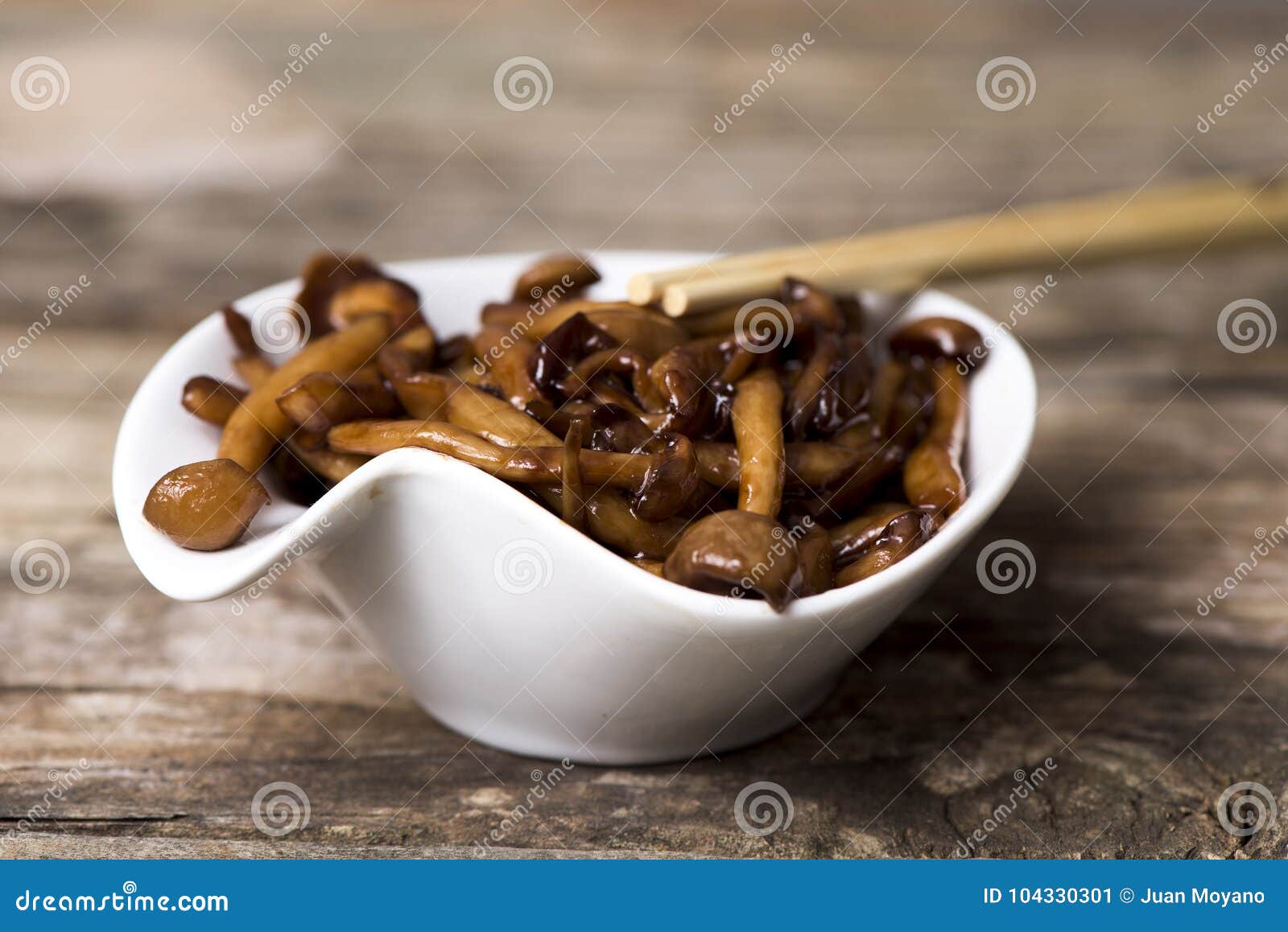Cogumelos Japoneses Sauteed Do Bunapishimeji Imagem de Stock Imagem