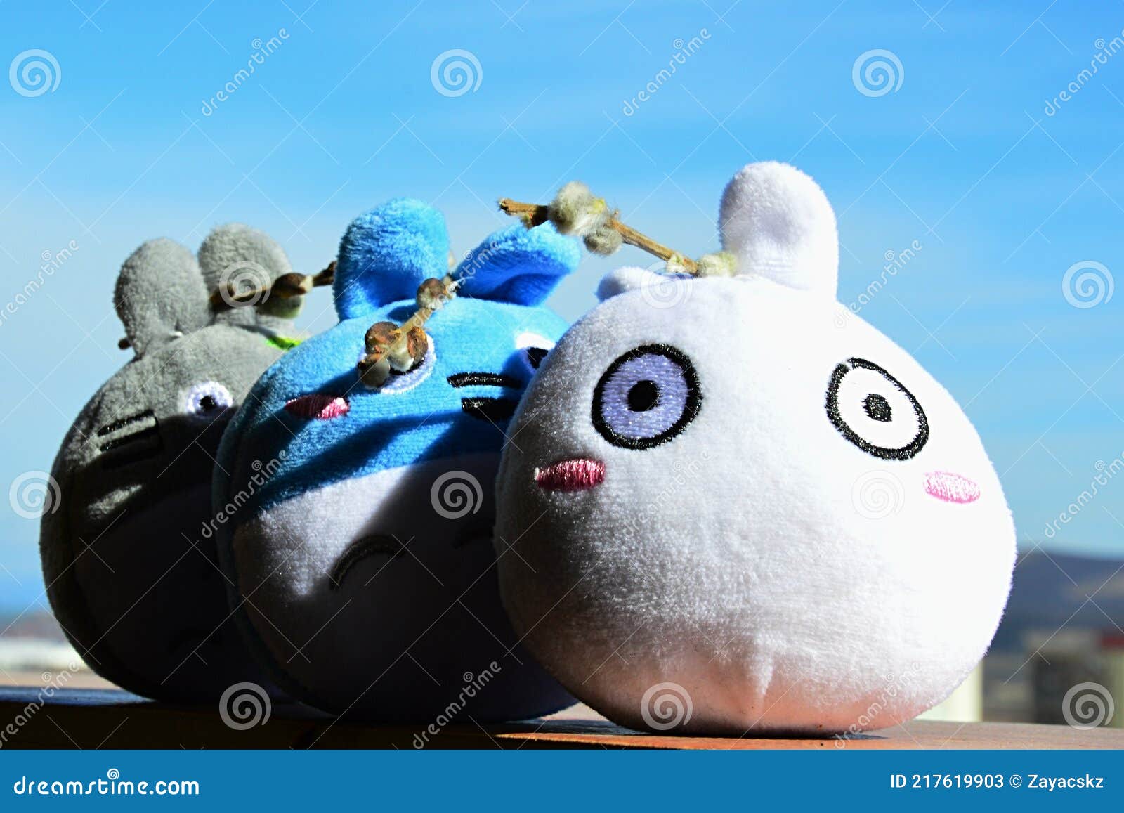 Cohorte Primavera Pascua De Juguetes Totoro De Peluche Pequeño De Anime  Japonés Mi Vecino Totoro Con Ramas De Primavera De Sauce D Foto de archivo  editorial - Imagen de lindo, felpa: 217619903