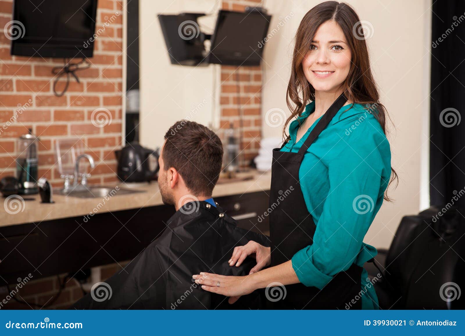 Portrait De Coiffeur Heureux Avec Robinet D'eau Près De L'évier Au Salon De  Coiffure