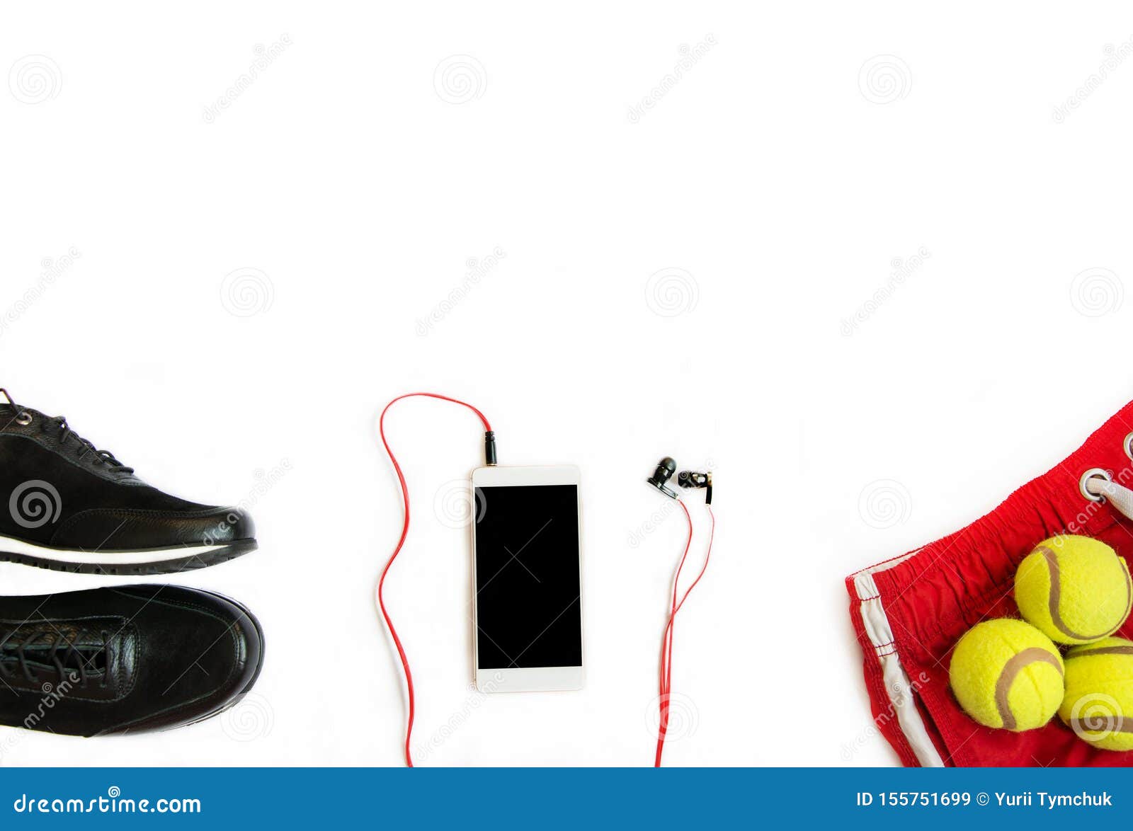 Coisas De Treino, Shorts Vermelhos, Tênis, Bolas De Tênis E Telefone Em Fundo Branco, Layout Plano Imagem de Stock - Imagem de layout, coisas: 155751699