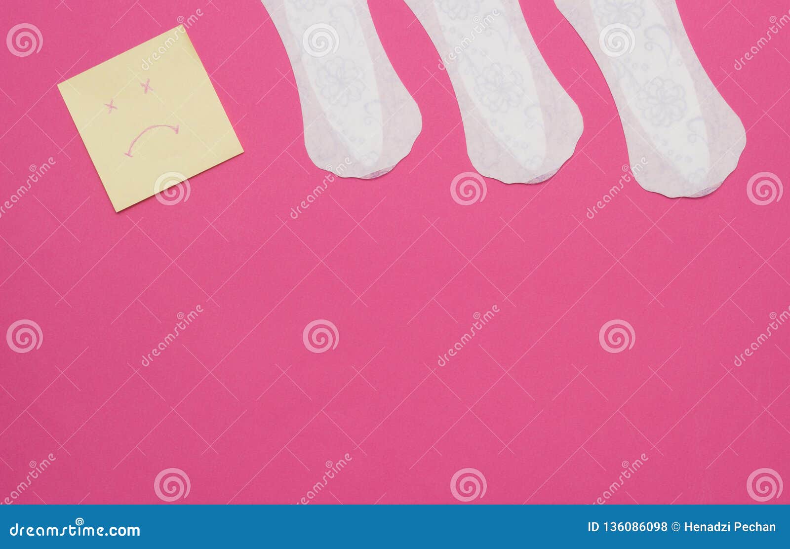 Cojines Sanitarios Femeninos En Un Fondo Rosado Y Un Smiley Triste Pintados En Una Etiqueta Engomada Espacio De La Copia Ovulac Foto De Archivo Imagen De Fondo Sanitarios 136086098 calendario ovulac