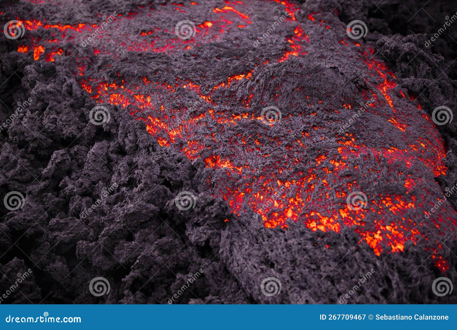 flusso di lava in una vista dettagliata - lava fusa vivida rossa sul vulcano etna - sicilia