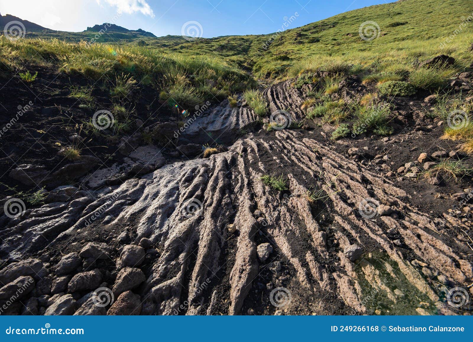 colata di lava solida - roccia lavica sul vulcano etna-sicilia