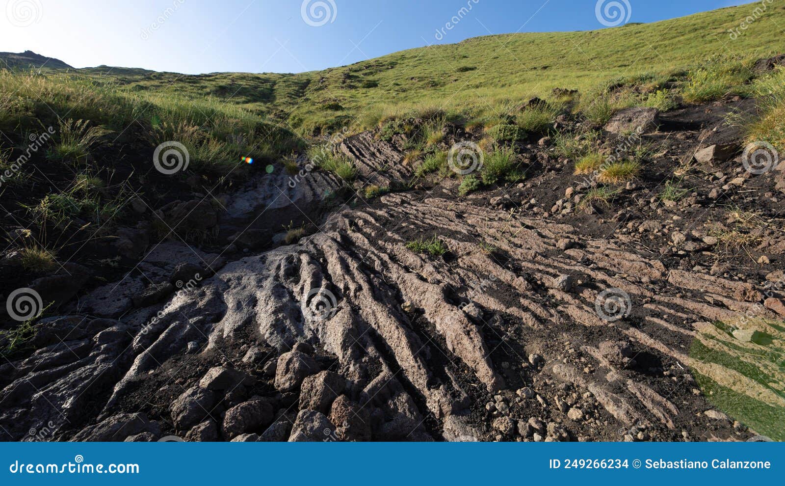 colata di lava solida - roccia lavica sul vulcano etna-sicilia