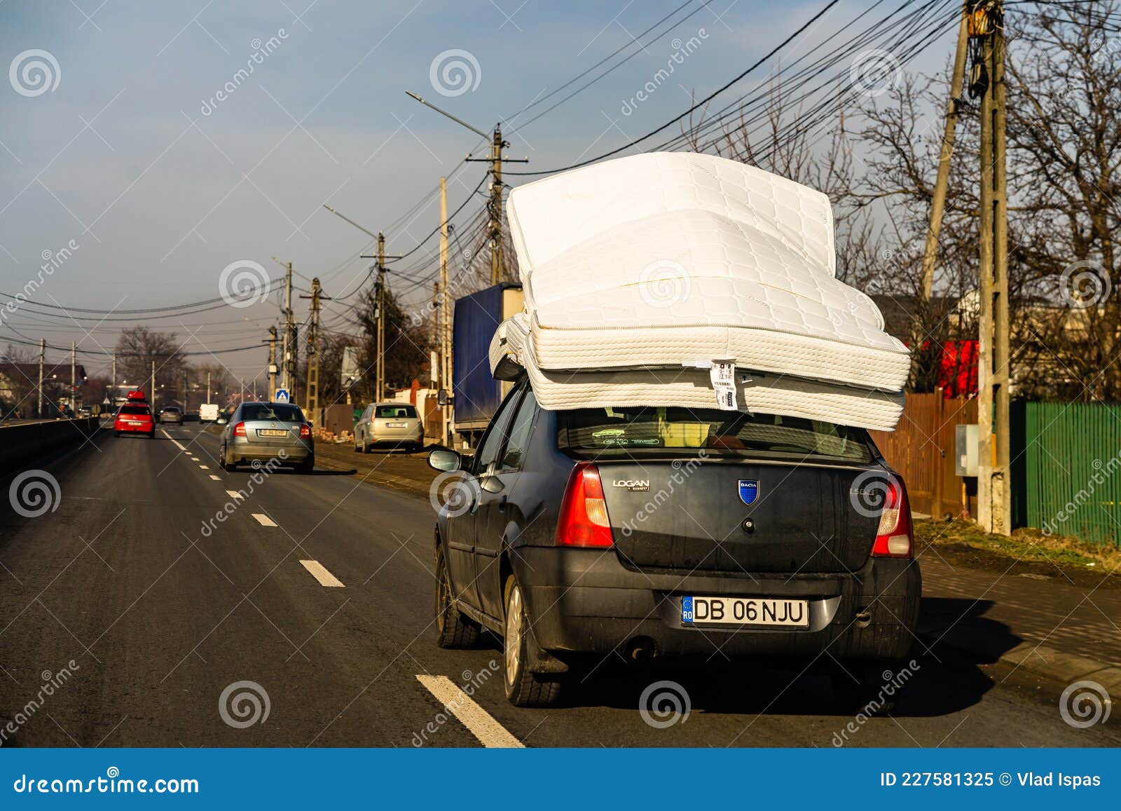 Colchón En El Techo De Un Coche Dacia Logan Cargando Colchones En