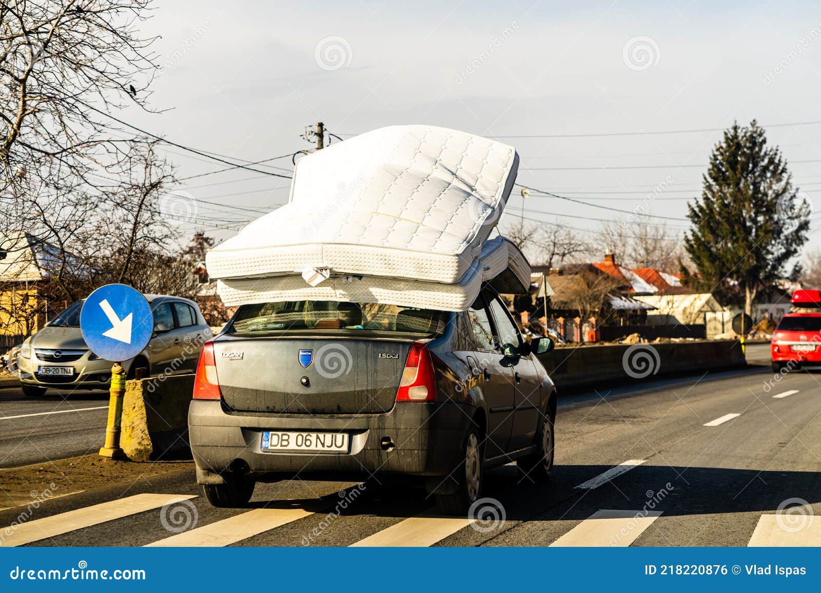 Colchón En El Techo Del Coche Dacia Logan Llevando Colchones En El Techo En  Bucarest Rumania 2021 Foto editorial - Imagen de lecho, aislado: 218220876