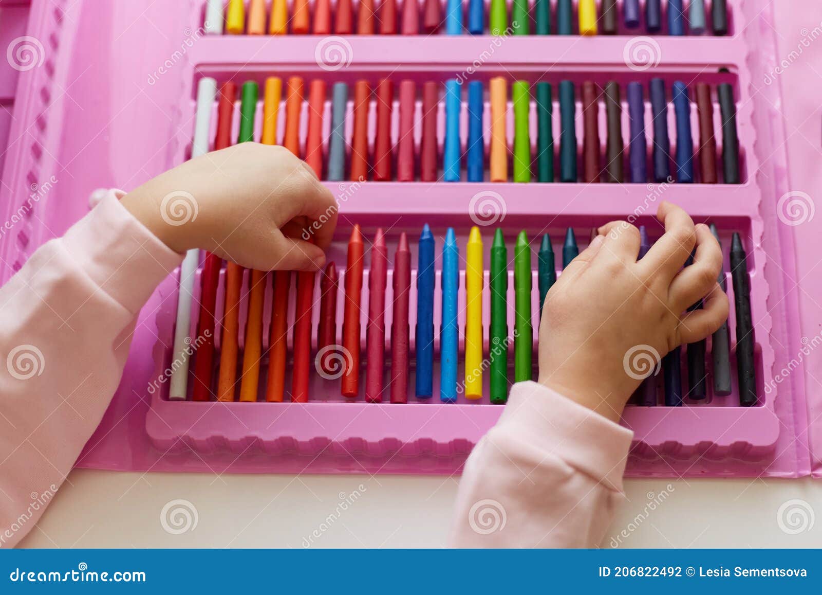 Colección De Crayones Para Niños Niños Desconocidos Eligiendo Crayones De  Cera De Color Para Dibujar Material De Arte Para Niños D Foto de archivo -  Imagen de kindergarten, mano: 206822492