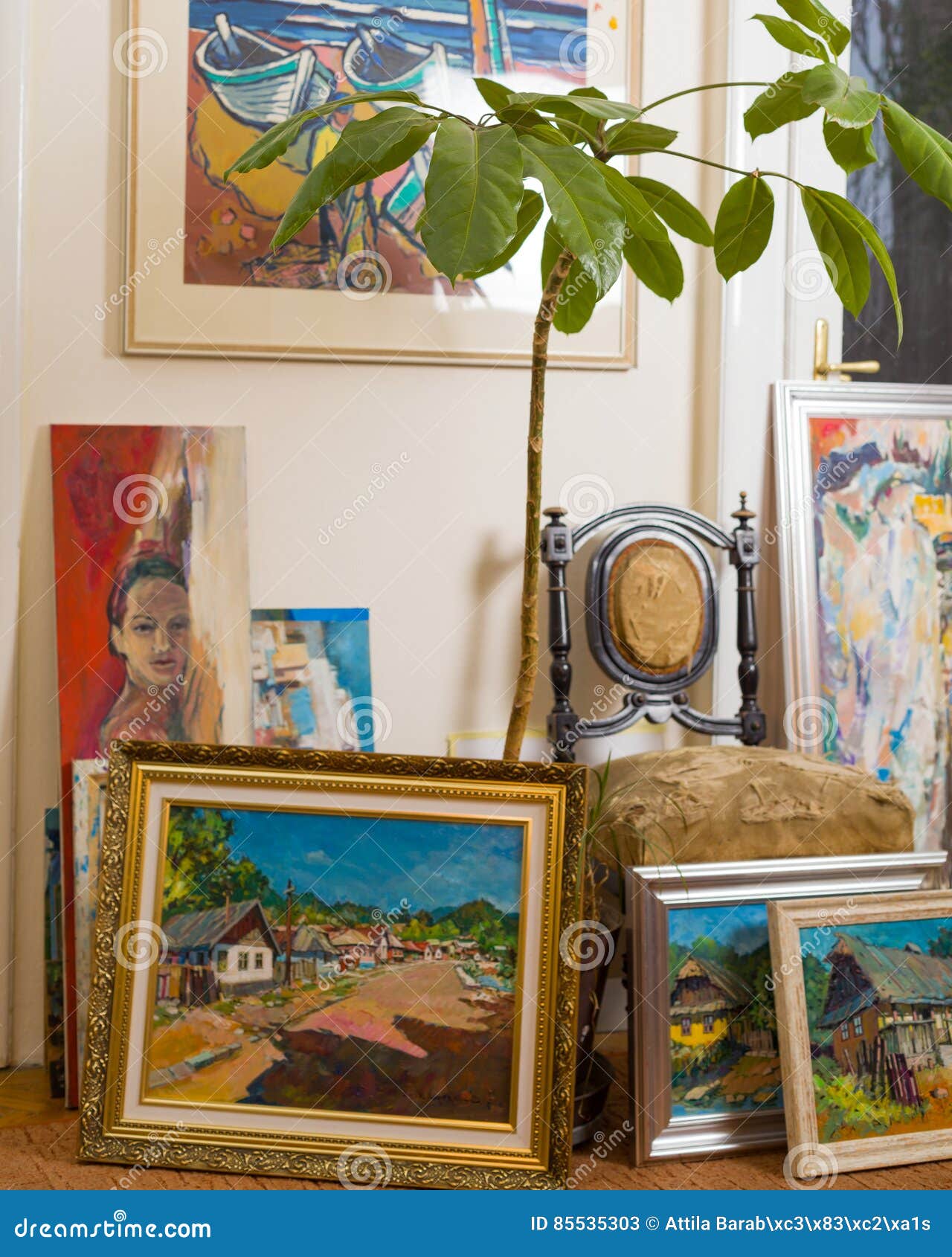 Hermosa Colección De Pinturas Imagen de archivo - Imagen de cubo, colorido:  85535303, image size:1280x1690