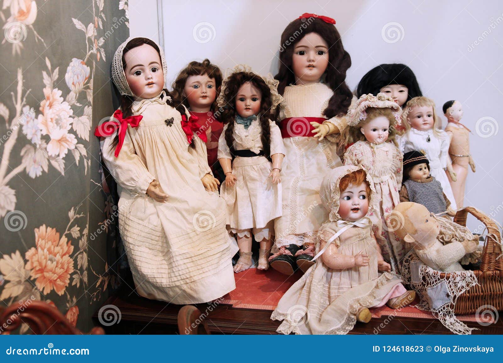 Colección De Muñecas Antiguas En Un Mercado De Pulgas Moscú 07 02 2018 Foto de archivo editorial - Imagen de 2018, antiguas: 124618623