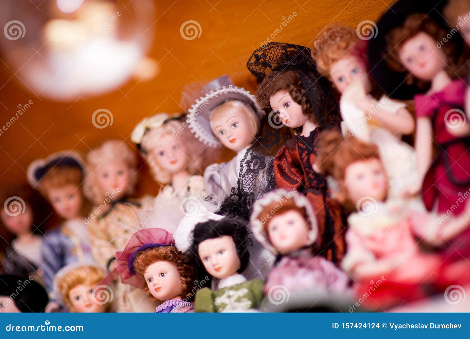Colección De Muñecas Antiguas Vestidas Retro. Una Muñeca Está En El Foco, El Resto Está En El Defocuo. Concepto Foto de archivo - Imagen de defocuo, muñeca: 157424124