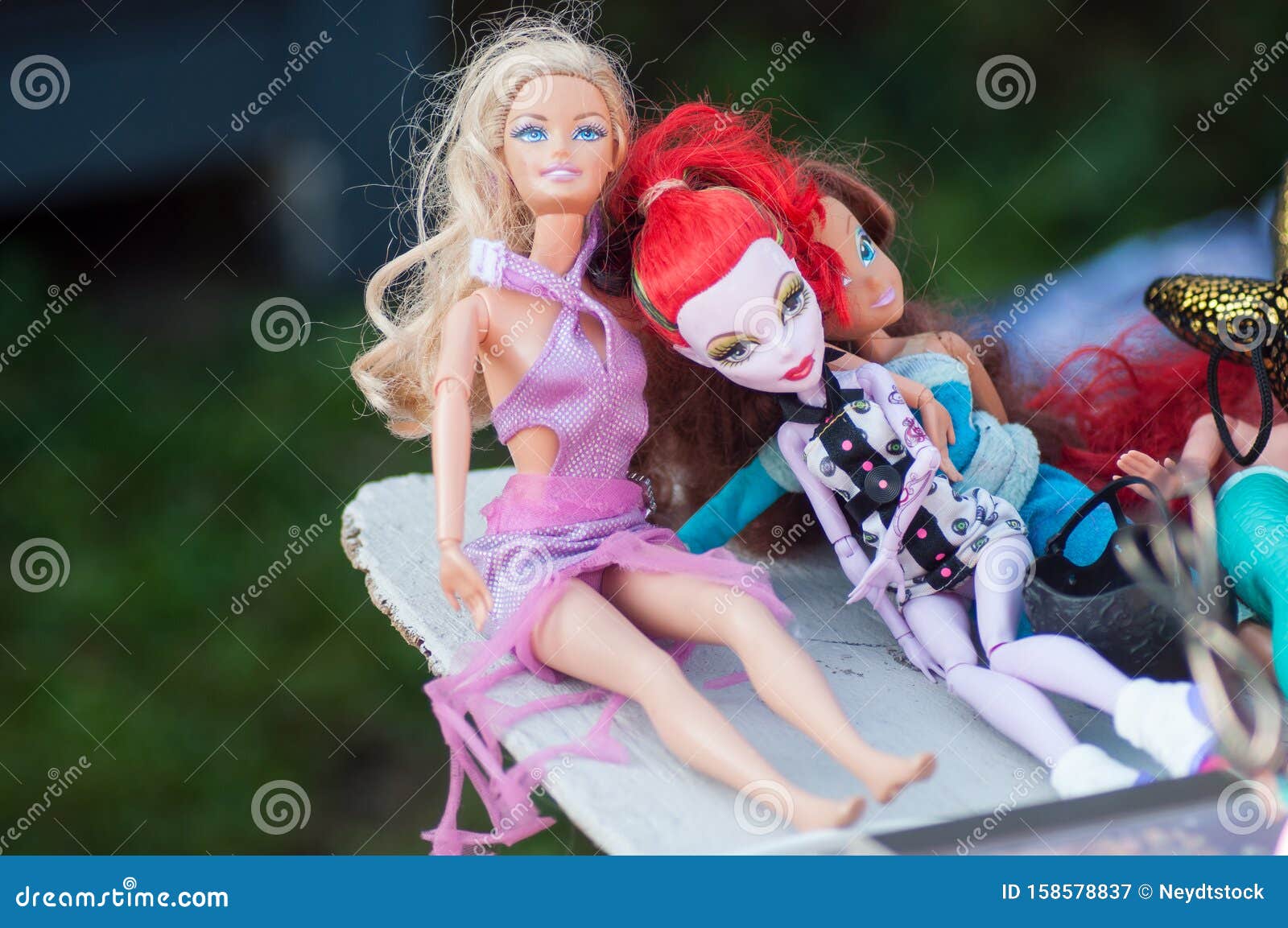 Colección De Muñecas Barbie En El Mercadillo De La Calle Fotografía editorial - Imagen de colección, barbie: 158578837
