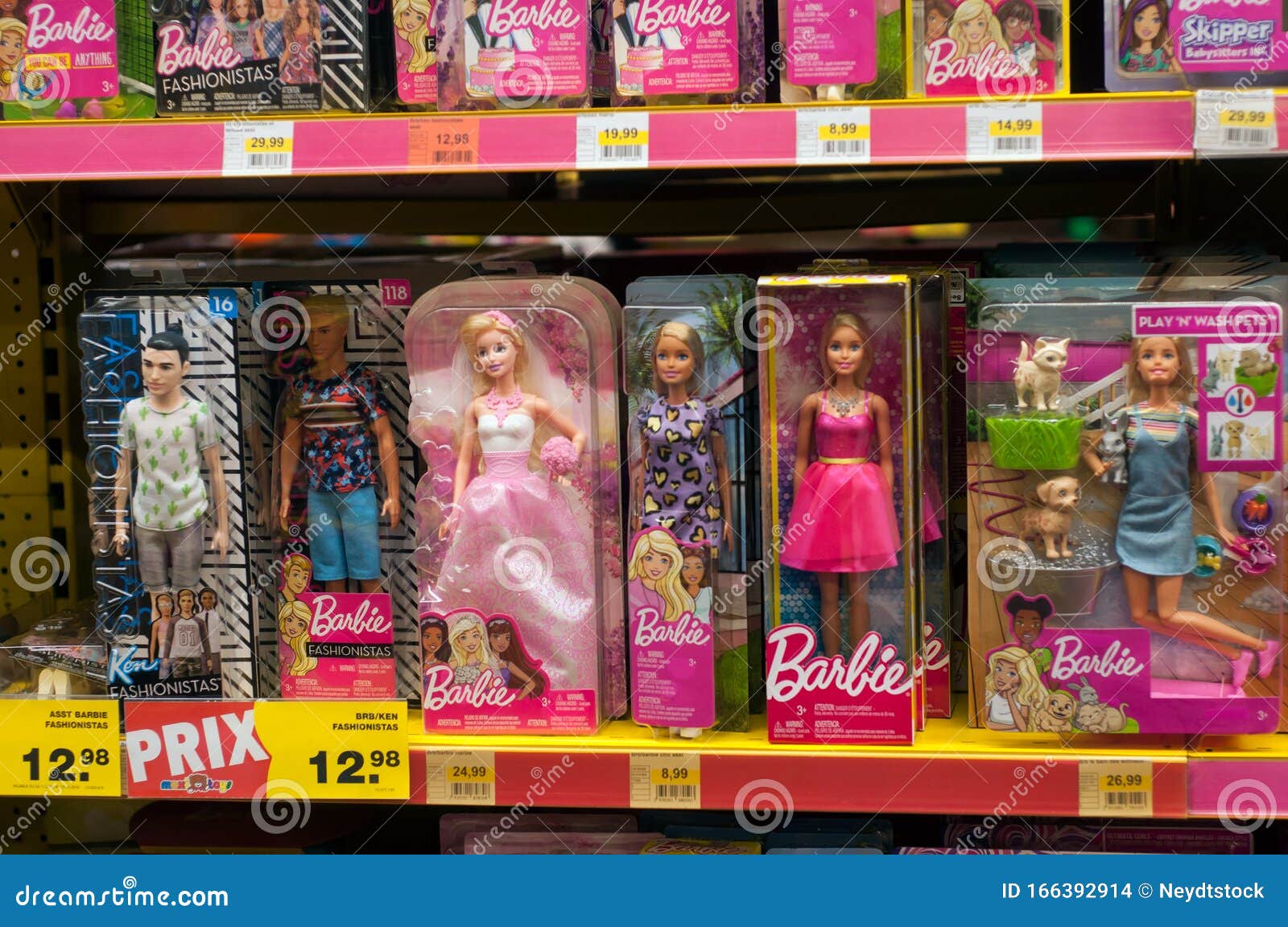 Colección De Muñecas Barbie Por Mattel En Un Supermercado De Juguetes Imagen de archivo editorial - Imagen de colección, mattel: 166392914