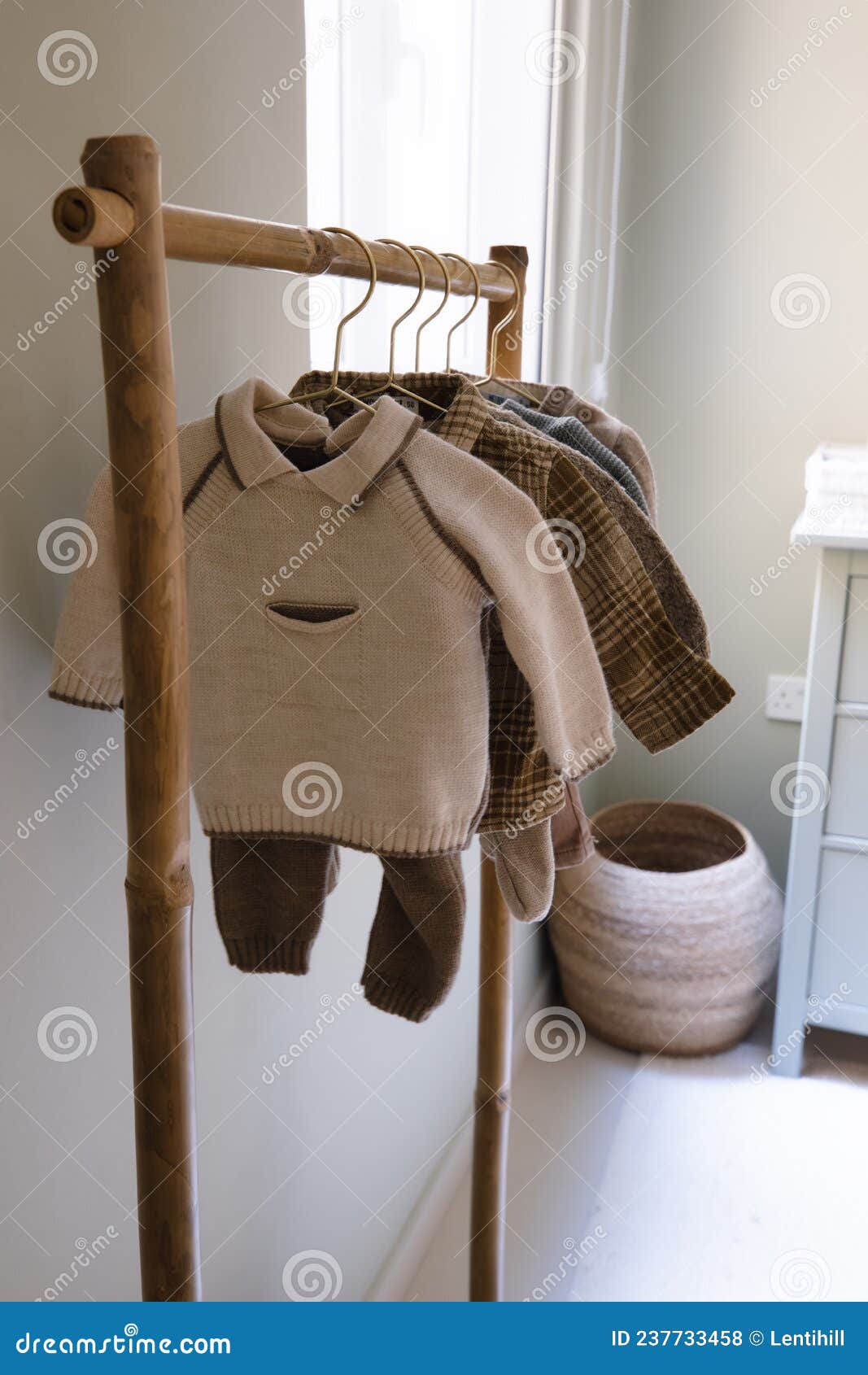 Colección De Ropa De Bebé Colgada En Un Tendedero De Madera Sobre Perchas  De Ropa Doradas Foto de archivo - Imagen de ropas, colorido: 237733458