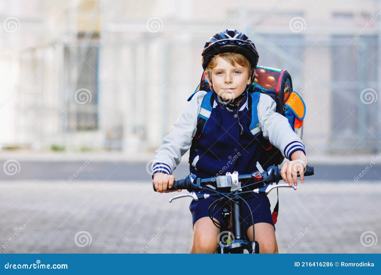 Turbina invadir Etna Colegial En Casco De Seguridad Montado Con Bicicleta En La Ciudad Con  Mochila. Niño Feliz En Ropa Colorida Bicicleta En Foto de archivo - Imagen  de elemental, amigos: 216416286