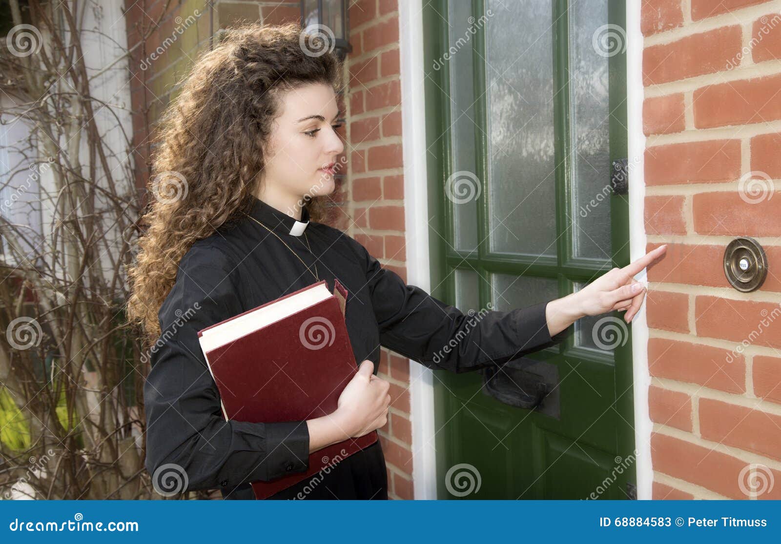 Mulher fazendo ligação sentada na varanda de casa perto da porta e