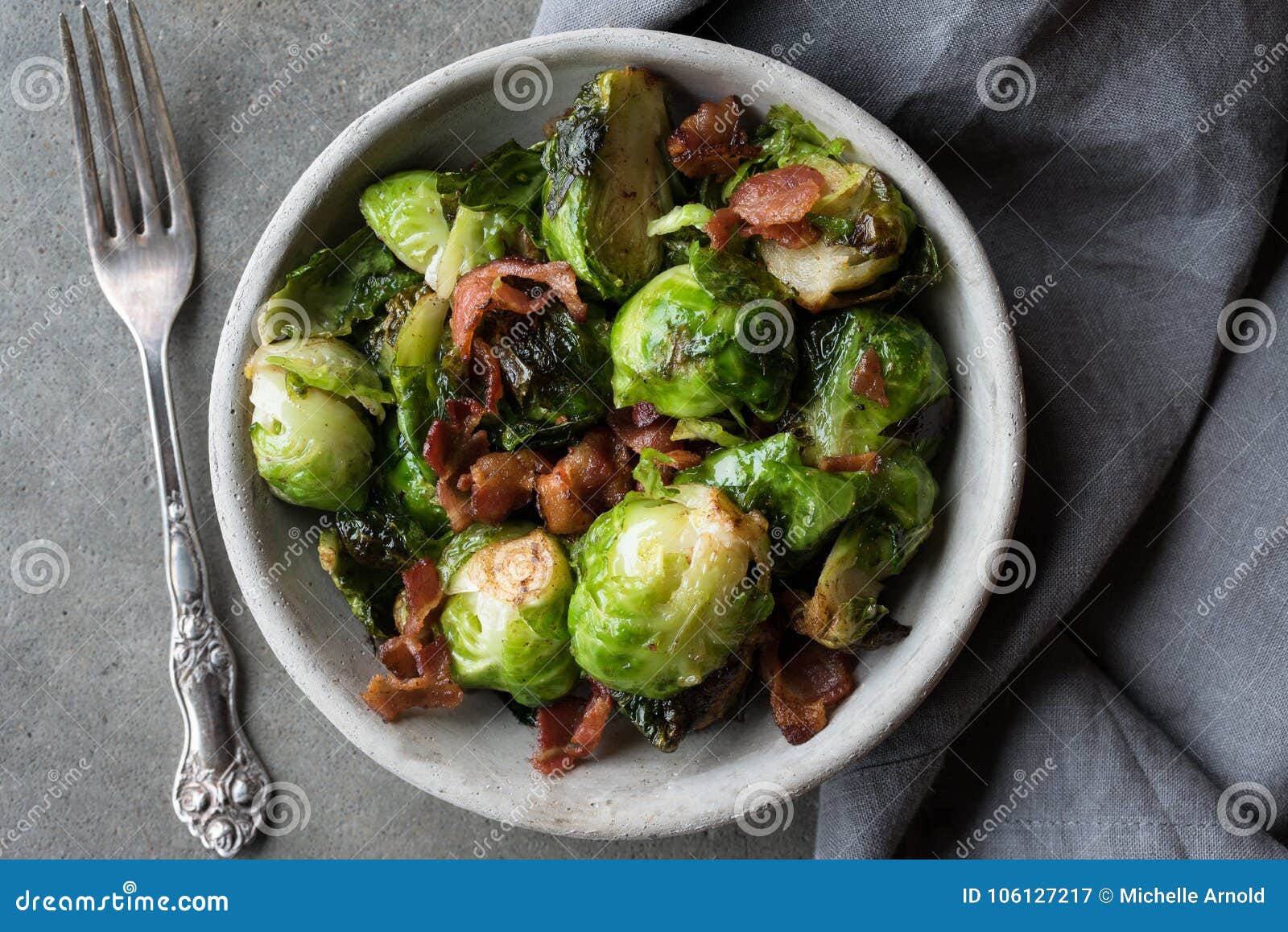Coles De Bruselas Con Tocino En Un Cuenco Imagen de archivo Imagen de