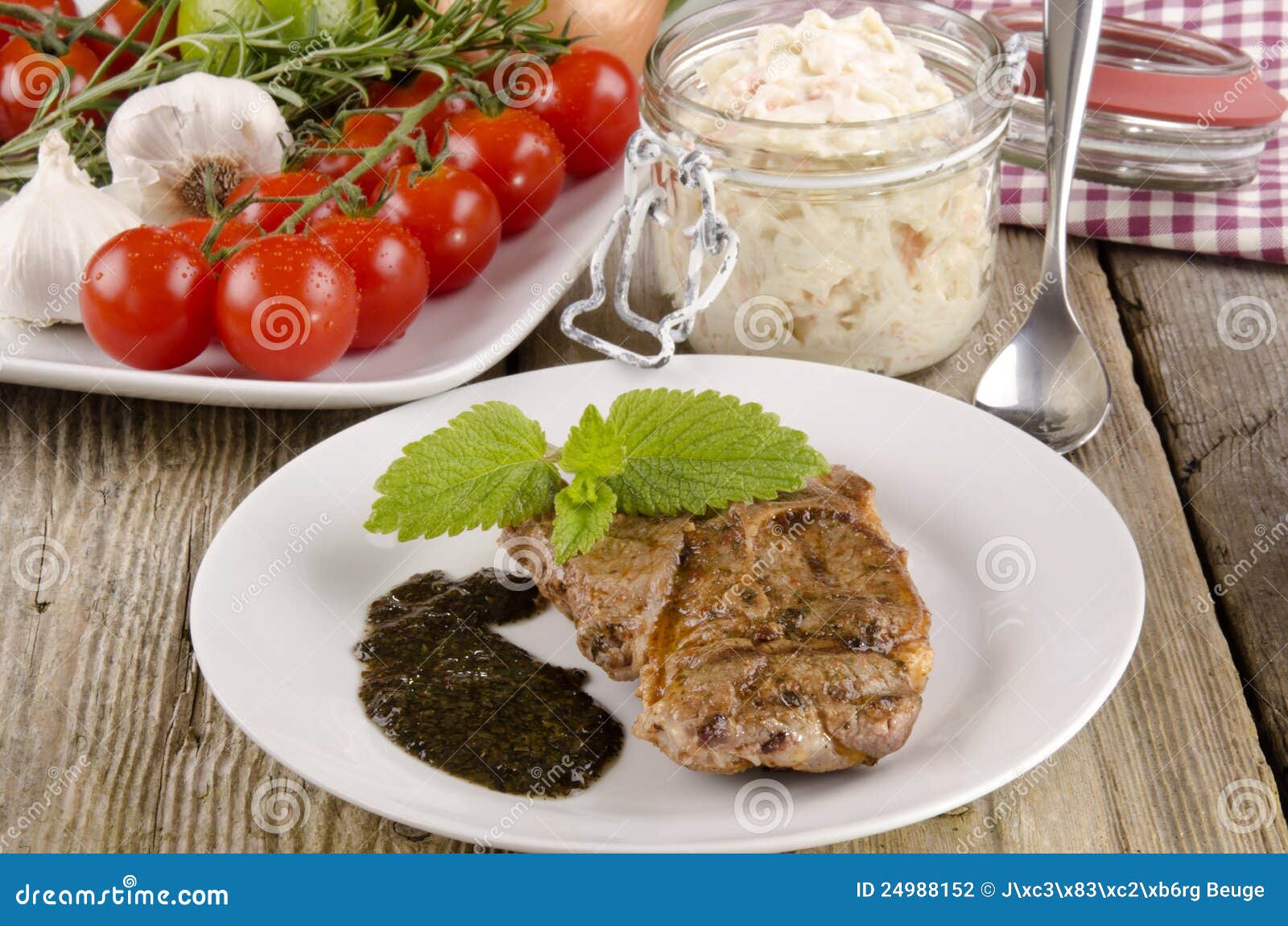 Coleslaw μπριζόλα αρνιών. ψημένο στη σχάρα coleslaw πιάτο αρνιών κάποια μπριζόλα