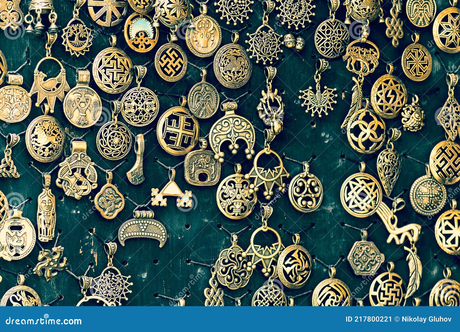 Colgantes Son Medallones Hechos a Mano En El Stand. Crimea 10 De Octubre De 2020 Imagen de archivo Imagen de muchacha, regalo: 217800221