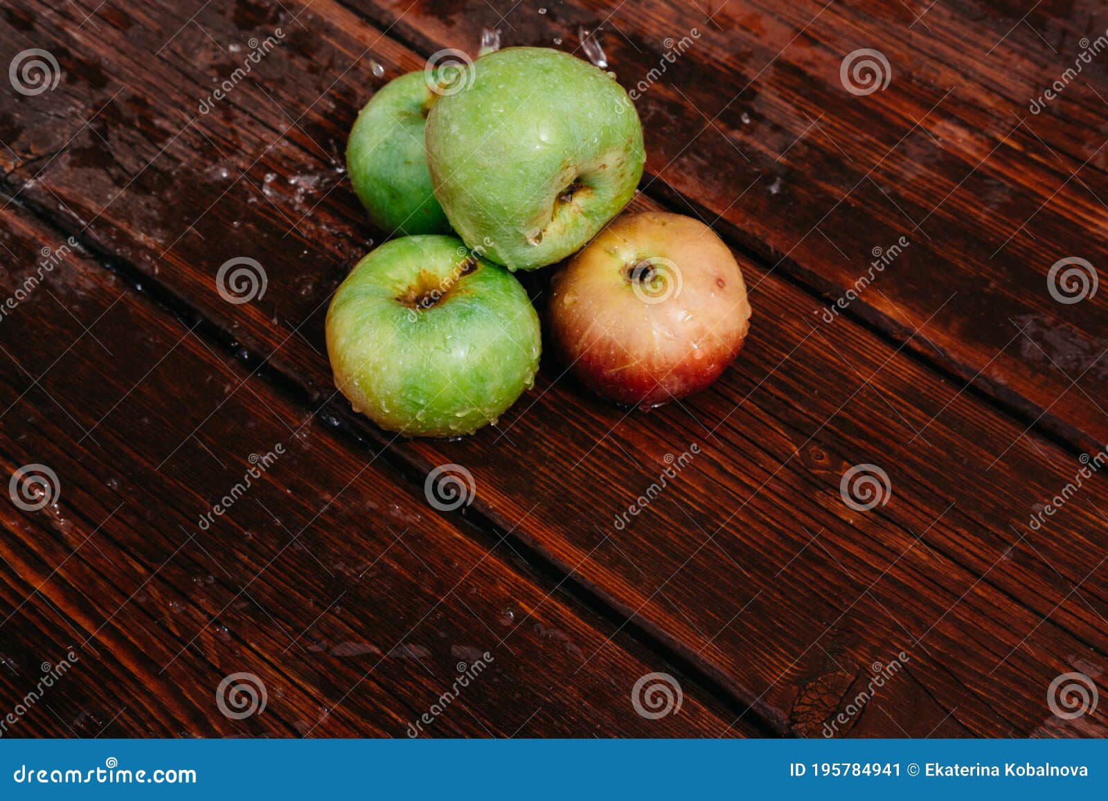 Conjunto de cozinha maçãs na mesa