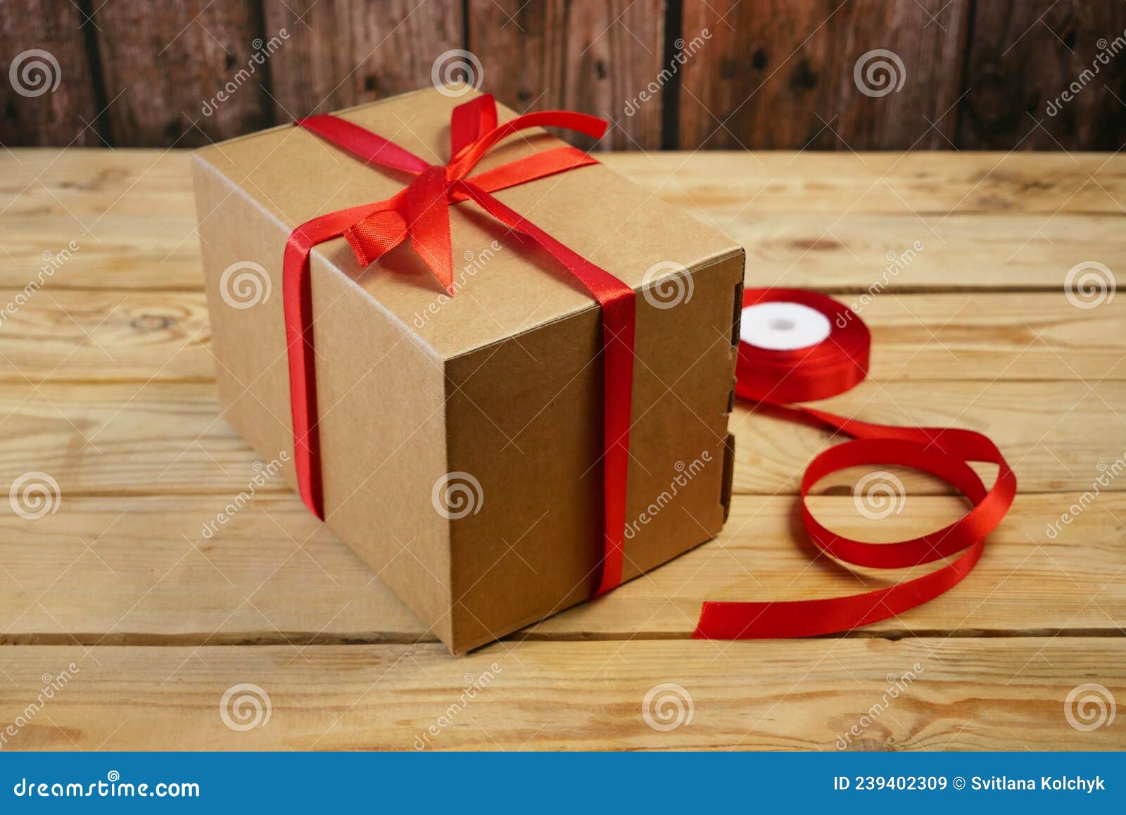 Colis Cadeau Ou Boîte Postale Avec Ruban Rouge Arc Brun Carton Surprise  Image stock - Image du salutation, rouge: 239402309