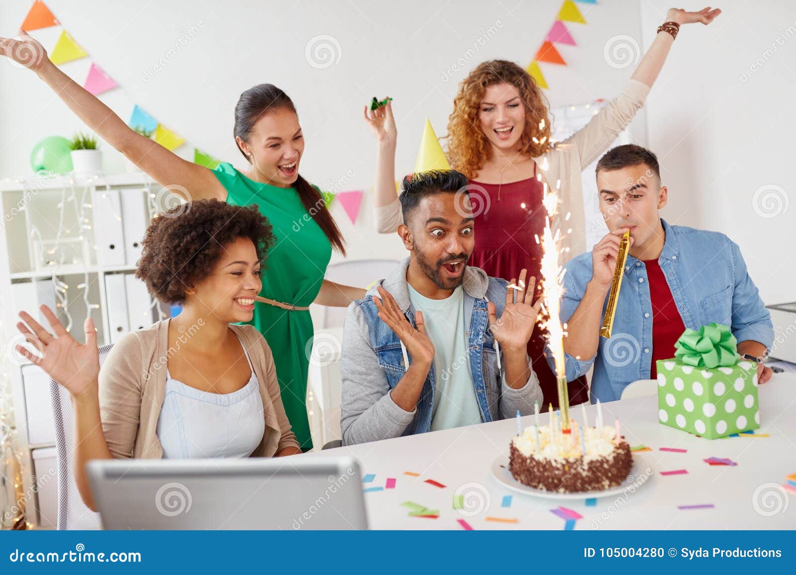 Collegue De Salutation D Equipe De Bureau A La Fete D Anniversaire Photo Stock Image Du Affaires Cadeau Collegue De Salutation D Equipe De Bureau A La Fete D Anniversaire Photo Stock Image Du Affaires Cadeau
